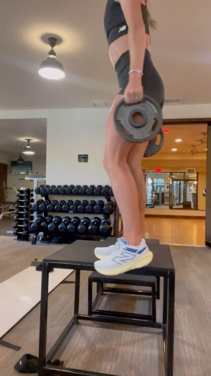 エマ・コバーンのインスタグラム：「Very close to being back to normal training! I’ve been cranking away, 2-4 hours a day of easy cross training over 6 days, lifting 3x a week, and running 5 days a week. The work seems to be good so far, in recent testing my torn hamstring is getting nice and strong! My runs have been feeling nice 😊   This week is going to be 53 miles of running, 14 hours of easy cross training, a few lifts and lots of eating and rest 🤙🏻 might try some little workouts」