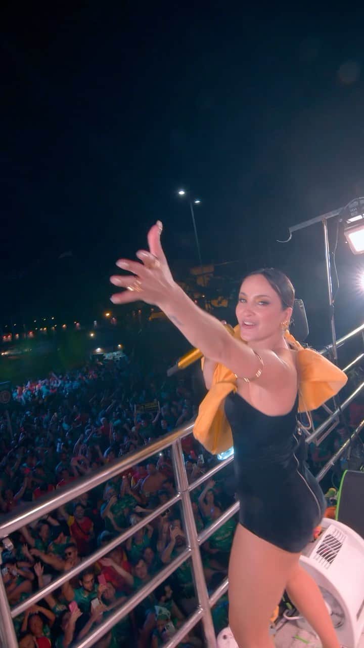 Claudia Leitteのインスタグラム：「Foi massa ver todos vocês dançando e cantando #Liquitiqui 🎼🎤!!! Amei cada segundo, Recife! Que o nosso reencontro seja breve, pra gente liquitiquiar ainda mais💜🤩!   🎥: @v2filmes」