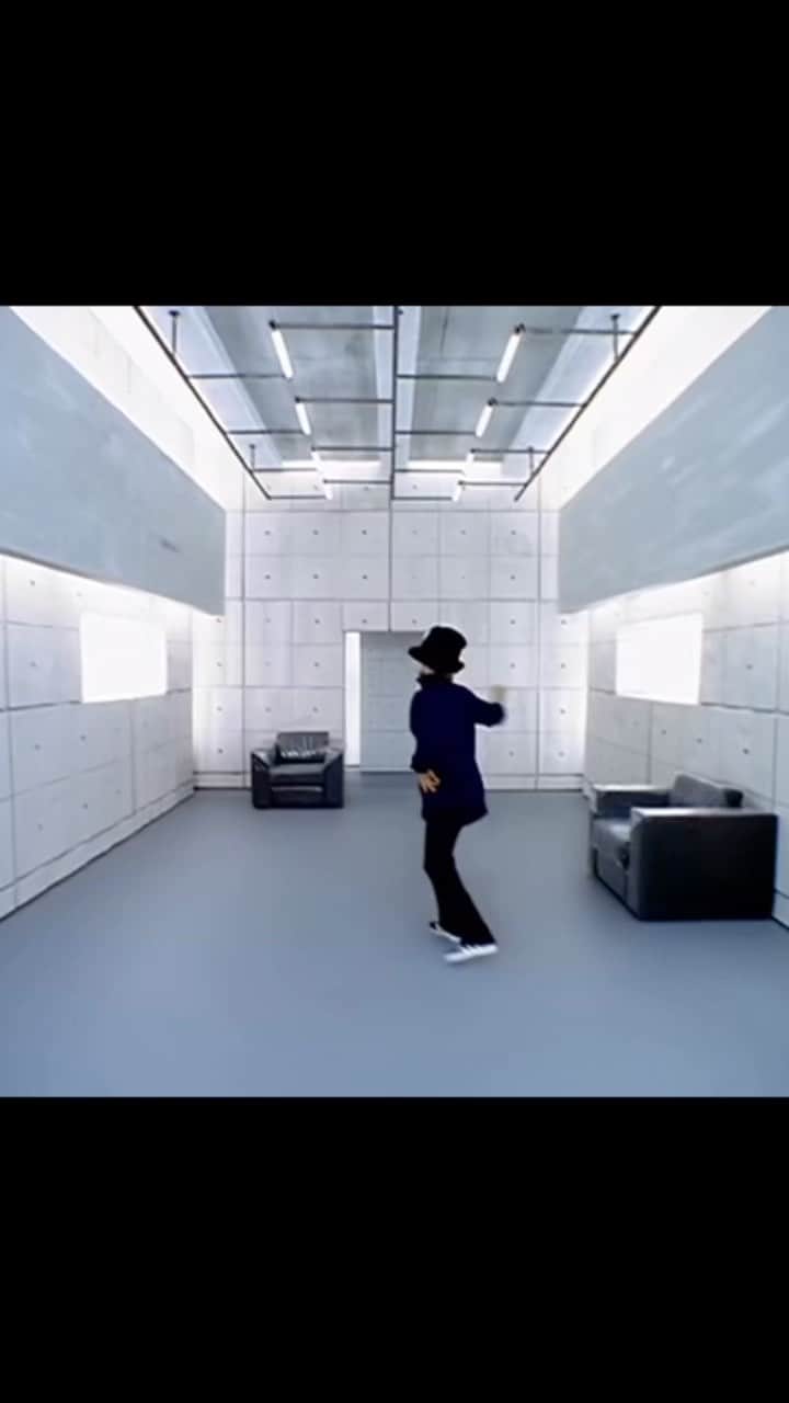 リサ・リナのインスタグラム：「Muse. 1996 Jamiroquai virtual insanity. 🦅 Repost @velvetcoke」
