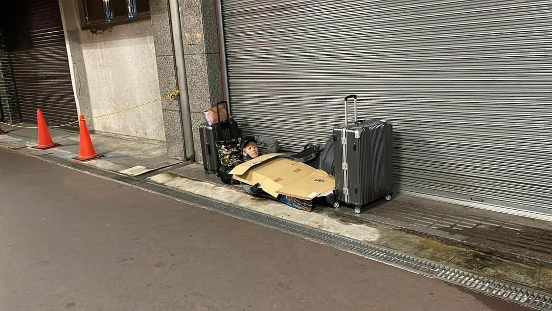 根のシンさんのインスタグラム写真 - (根のシンInstagram)「山形県沢山の声援本当に有難うございました  TikTokとTwitterのフォローいいねや保存数で1日の使える金額が限られているのでルールに従って残金がなく野宿になりました  皆さんの応援本当に感謝しています しかし僕たちの挑戦はここからが始まりです 原点に立ち返る機会と捉えこの試練を乗り越えます  #投げ銭だけで日本一周 #日本一周 #野宿 #zeppなんば」11月14日 1時39分 - shinkichi0321