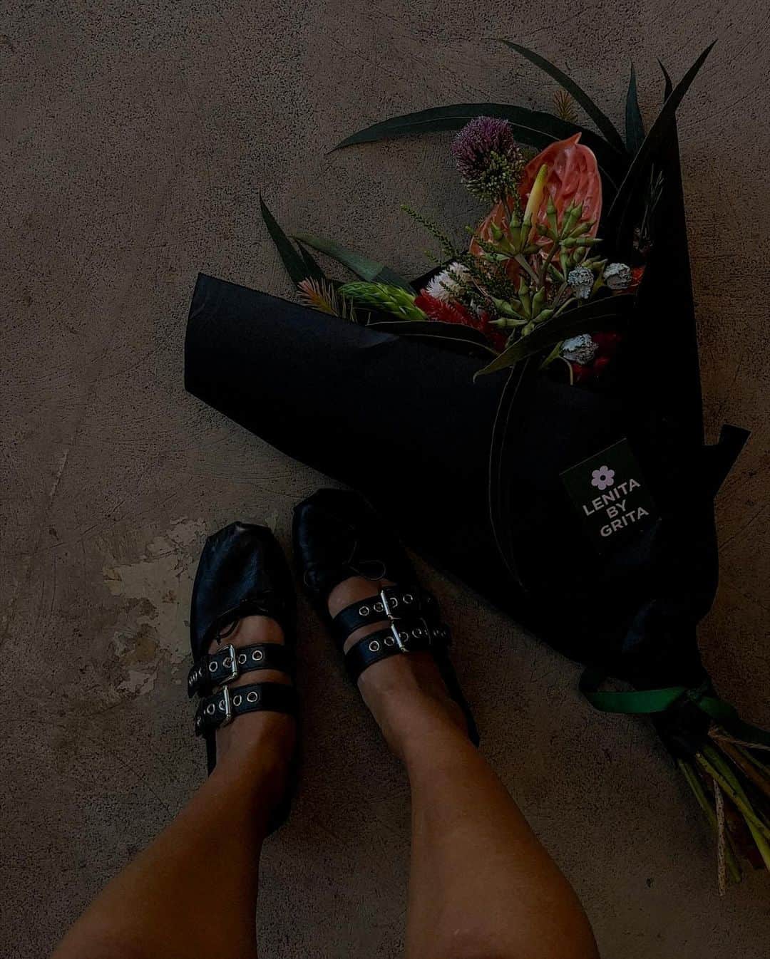 ジュリー・サリニャーナさんのインスタグラム写真 - (ジュリー・サリニャーナInstagram)「In my happy place… always picking pretty flowers. 🌸 @lenitabygrita」11月14日 1時34分 - sincerelyjules