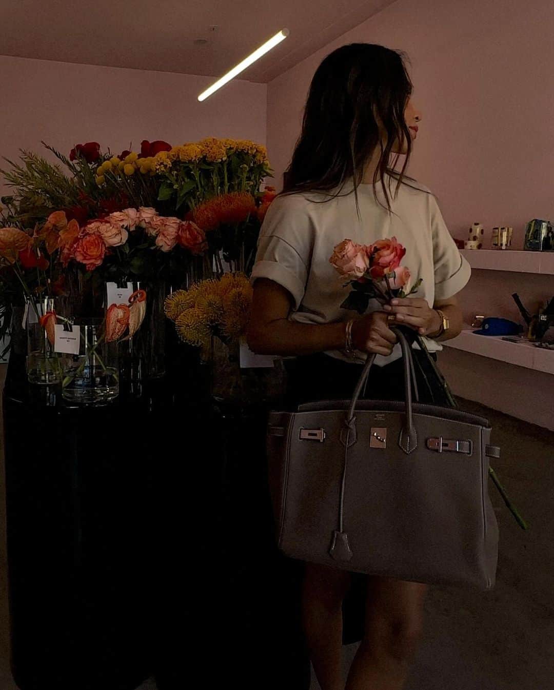 ジュリー・サリニャーナのインスタグラム：「In my happy place… always picking pretty flowers. 🌸 @lenitabygrita」
