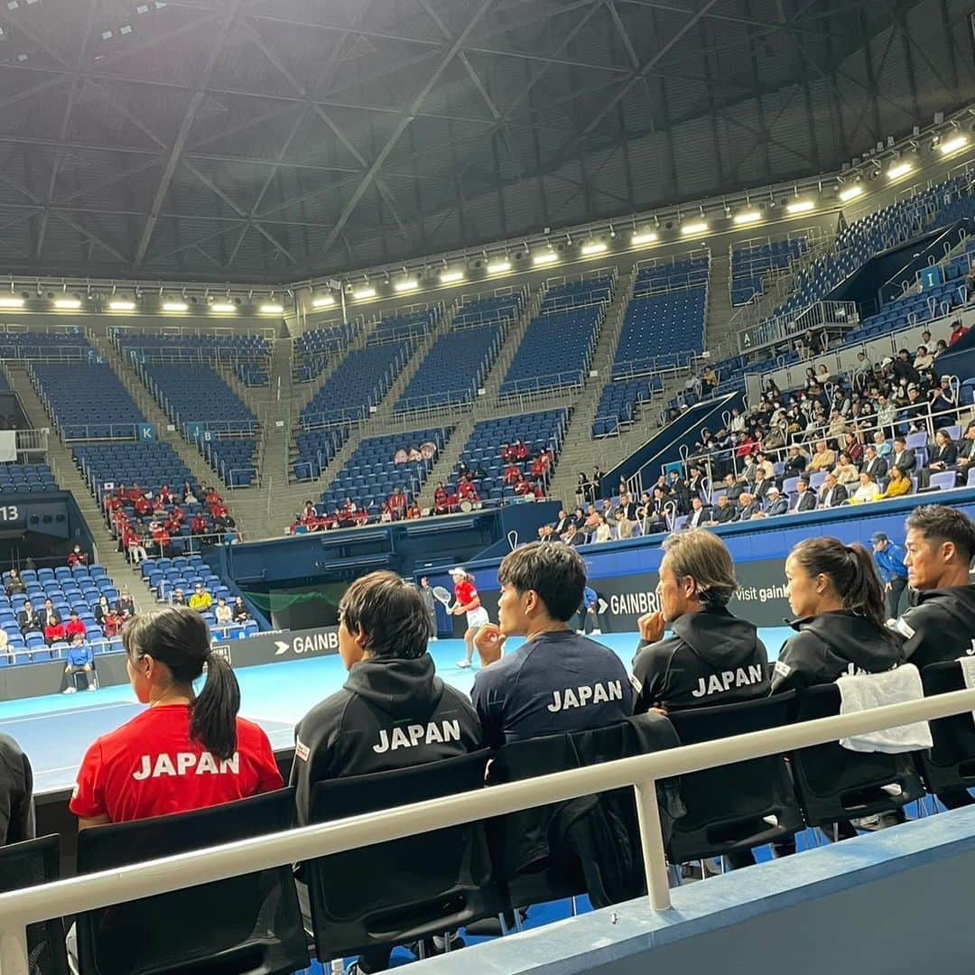 奈良くるみさんのインスタグラム写真 - (奈良くるみInstagram)「BJK CUP 2023  日本🇯🇵vsコロンビア🇨🇴 チームJapanが勝利し、ワールドグループに戻る事ができました✨ 杉山監督のもと、勝っても負けてもベストを尽くしてくれた選手、スタッフがいたからこそ、チームが一丸となり全員で大きな勝利を勝ち取る事ができたと思います。  たくさんの観客の皆さんの応援も本当に力になりました💪 ありがとうございました！！  次のBJKは来年の4月です。 選手の頑張りに負けないよう、私も選手をもっとサポートできるよう努力していきたいと思います✊🏻  📷1枚目　Hiroshi Sato  #ビリージーンキングカップ  #bjk杯  #愛japan #japantennis   #奈良くるみ  #kuruminara  #テニス  #tennis  #テニスプレイヤー  #tennisplayer」11月13日 16時39分 - kurumi.nara