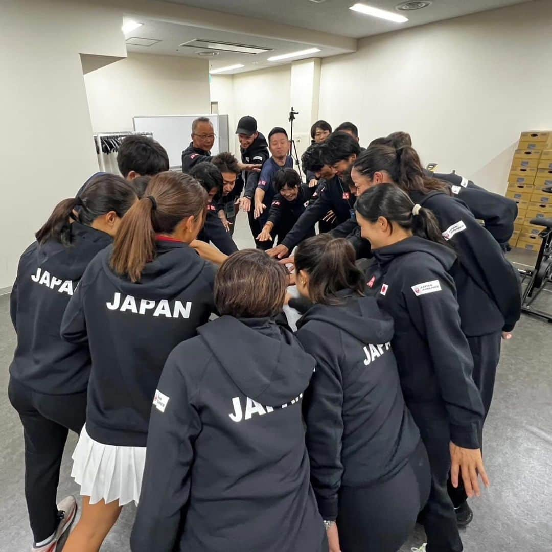 奈良くるみさんのインスタグラム写真 - (奈良くるみInstagram)「BJK CUP 2023  日本🇯🇵vsコロンビア🇨🇴 チームJapanが勝利し、ワールドグループに戻る事ができました✨ 杉山監督のもと、勝っても負けてもベストを尽くしてくれた選手、スタッフがいたからこそ、チームが一丸となり全員で大きな勝利を勝ち取る事ができたと思います。  たくさんの観客の皆さんの応援も本当に力になりました💪 ありがとうございました！！  次のBJKは来年の4月です。 選手の頑張りに負けないよう、私も選手をもっとサポートできるよう努力していきたいと思います✊🏻  📷1枚目　Hiroshi Sato  #ビリージーンキングカップ  #bjk杯  #愛japan #japantennis   #奈良くるみ  #kuruminara  #テニス  #tennis  #テニスプレイヤー  #tennisplayer」11月13日 16時39分 - kurumi.nara