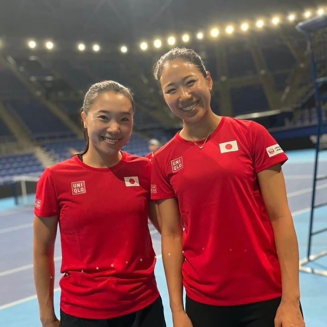 奈良くるみさんのインスタグラム写真 - (奈良くるみInstagram)「BJK CUP 2023  日本🇯🇵vsコロンビア🇨🇴 チームJapanが勝利し、ワールドグループに戻る事ができました✨ 杉山監督のもと、勝っても負けてもベストを尽くしてくれた選手、スタッフがいたからこそ、チームが一丸となり全員で大きな勝利を勝ち取る事ができたと思います。  たくさんの観客の皆さんの応援も本当に力になりました💪 ありがとうございました！！  次のBJKは来年の4月です。 選手の頑張りに負けないよう、私も選手をもっとサポートできるよう努力していきたいと思います✊🏻  📷1枚目　Hiroshi Sato  #ビリージーンキングカップ  #bjk杯  #愛japan #japantennis   #奈良くるみ  #kuruminara  #テニス  #tennis  #テニスプレイヤー  #tennisplayer」11月13日 16時39分 - kurumi.nara