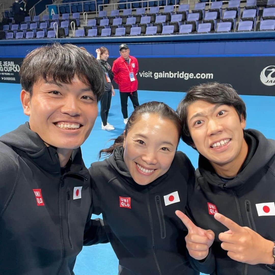 奈良くるみさんのインスタグラム写真 - (奈良くるみInstagram)「BJK CUP 2023  日本🇯🇵vsコロンビア🇨🇴 チームJapanが勝利し、ワールドグループに戻る事ができました✨ 杉山監督のもと、勝っても負けてもベストを尽くしてくれた選手、スタッフがいたからこそ、チームが一丸となり全員で大きな勝利を勝ち取る事ができたと思います。  たくさんの観客の皆さんの応援も本当に力になりました💪 ありがとうございました！！  次のBJKは来年の4月です。 選手の頑張りに負けないよう、私も選手をもっとサポートできるよう努力していきたいと思います✊🏻  📷1枚目　Hiroshi Sato  #ビリージーンキングカップ  #bjk杯  #愛japan #japantennis   #奈良くるみ  #kuruminara  #テニス  #tennis  #テニスプレイヤー  #tennisplayer」11月13日 16時39分 - kurumi.nara