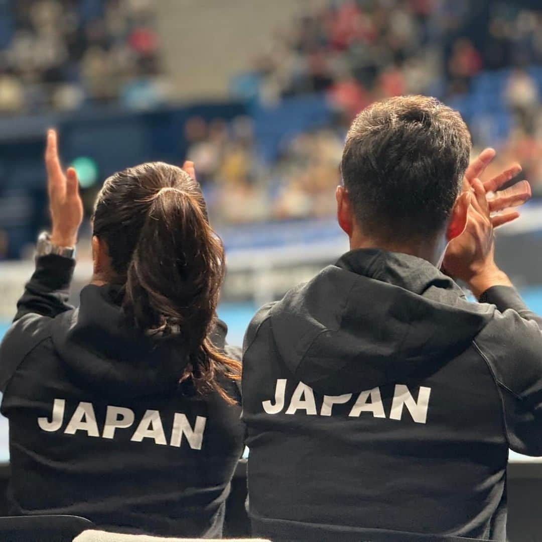 奈良くるみさんのインスタグラム写真 - (奈良くるみInstagram)「BJK CUP 2023  日本🇯🇵vsコロンビア🇨🇴 チームJapanが勝利し、ワールドグループに戻る事ができました✨ 杉山監督のもと、勝っても負けてもベストを尽くしてくれた選手、スタッフがいたからこそ、チームが一丸となり全員で大きな勝利を勝ち取る事ができたと思います。  たくさんの観客の皆さんの応援も本当に力になりました💪 ありがとうございました！！  次のBJKは来年の4月です。 選手の頑張りに負けないよう、私も選手をもっとサポートできるよう努力していきたいと思います✊🏻  📷1枚目　Hiroshi Sato  #ビリージーンキングカップ  #bjk杯  #愛japan #japantennis   #奈良くるみ  #kuruminara  #テニス  #tennis  #テニスプレイヤー  #tennisplayer」11月13日 16時39分 - kurumi.nara