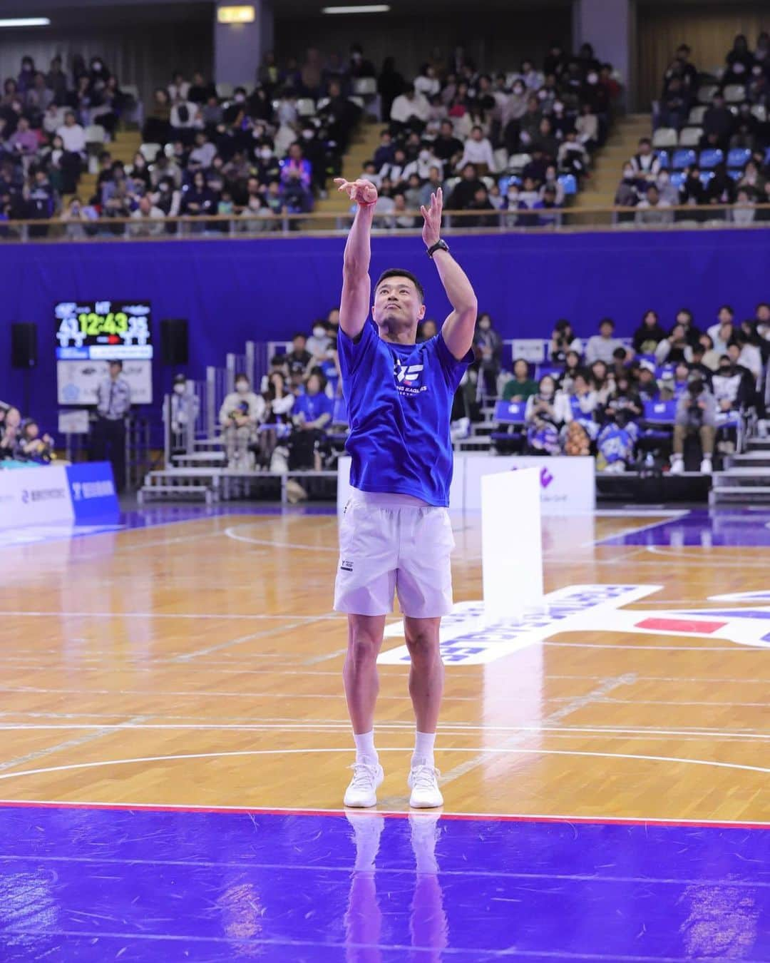 山田章仁のインスタグラム：「渾身のフリースロー🏀🙌 ちびっ子と走り方を勉強したり💨 なでしこレジェンド⚽️の方々と入場ハイタッチしたり TIP OFFみたり👏 ありがとうございました😁 @fighting_eagles」