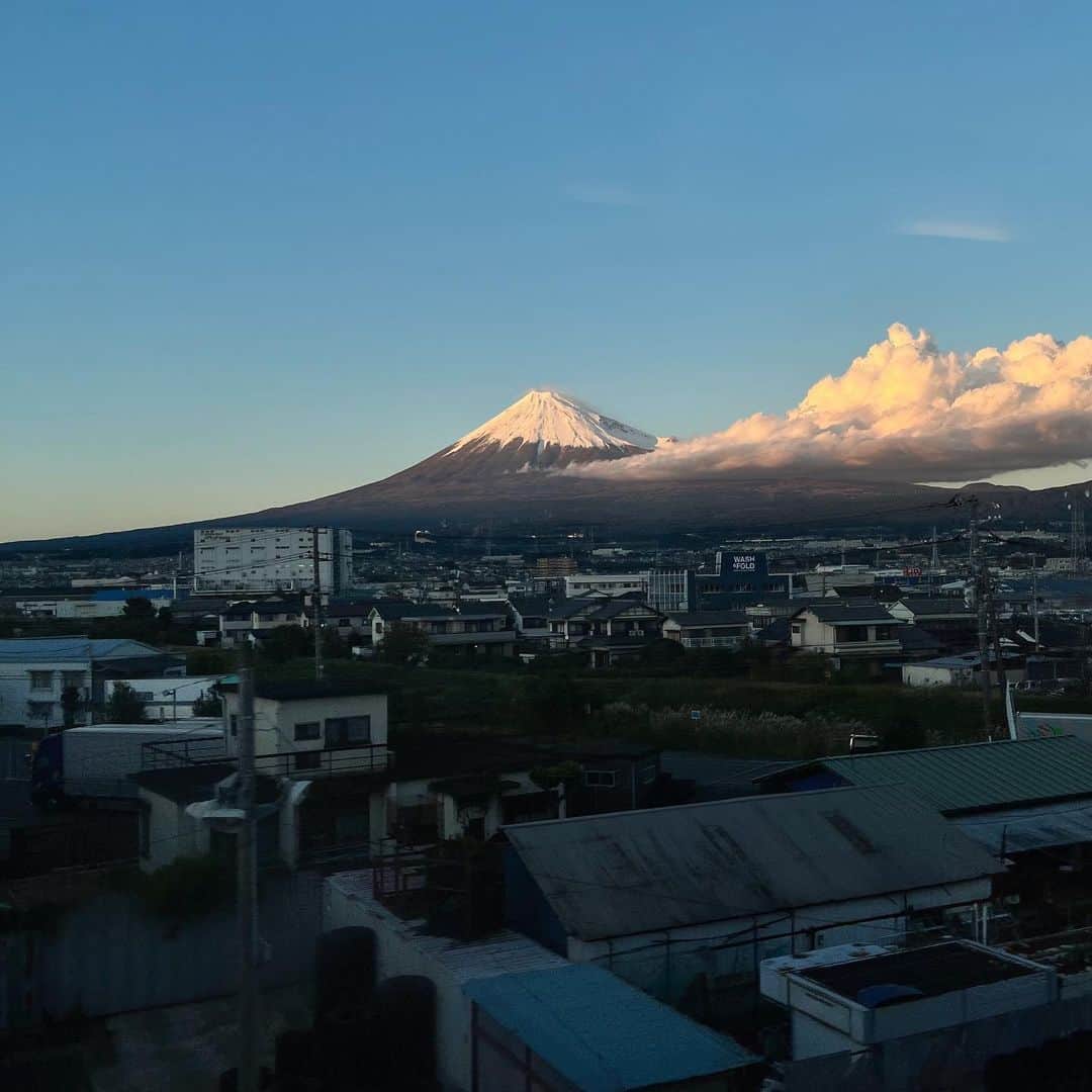 金セアルのインスタグラム：「🗻 ＿＿＿＿＿＿＿＿＿＿ ・ だいたい静岡あたりは 深すぎる眠りについているのに 今日は目覚めたら横に 富士山🗻 ・ 神々しくて🙏😌 ・ ・ ・  #自分がどこにいるかもわからない11月🙃 #雲が刺さってるみたい #mtfuj」