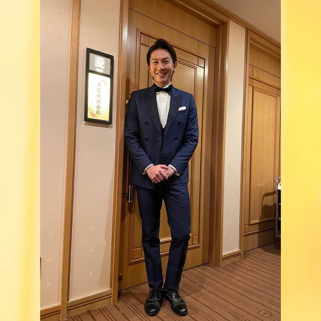 岡田亮輔さんのインスタグラム写真 - (岡田亮輔Instagram)「本日✨帝国ホテルにて✨Broadway Musical🎭Tootsie🎭🟥赤一色🟥の制作発表でした😆👍 オープニングはエハラマサヒロさん扮するロン・カーライルの流れるようなMCに紹介されて山崎育三郎君扮するマイケル・ドーシー/ドロシー・マイケルズとアンサンブルの皆様の素晴らしい歌唱パフォーマンスから始まり✨終始笑顔が絶えない和気藹々とした制作発表でした👏個性溢れるTootsieキャストの一員として制作発表のステージに立てた事を誇りに思います✨ 素敵なタキシードスーツも着れてhappyでした💕 益々これからのリハーサル＆ステージが楽しみです✨ 日本版Tootsie❤️是非お楽しみに👍 心を込めて演じさせていただきます❗️❗️ ✨感謝を込めて✨ マックス・ヴァン・ホーン役　岡田亮輔  #tootsie #マックスヴァンホーン役 #制作発表 #帝国ホテル東京 #和気藹々で楽しかった #気持ちを一つに✨ #感謝を込めて」11月13日 16時41分 - ryosuke.okada0216