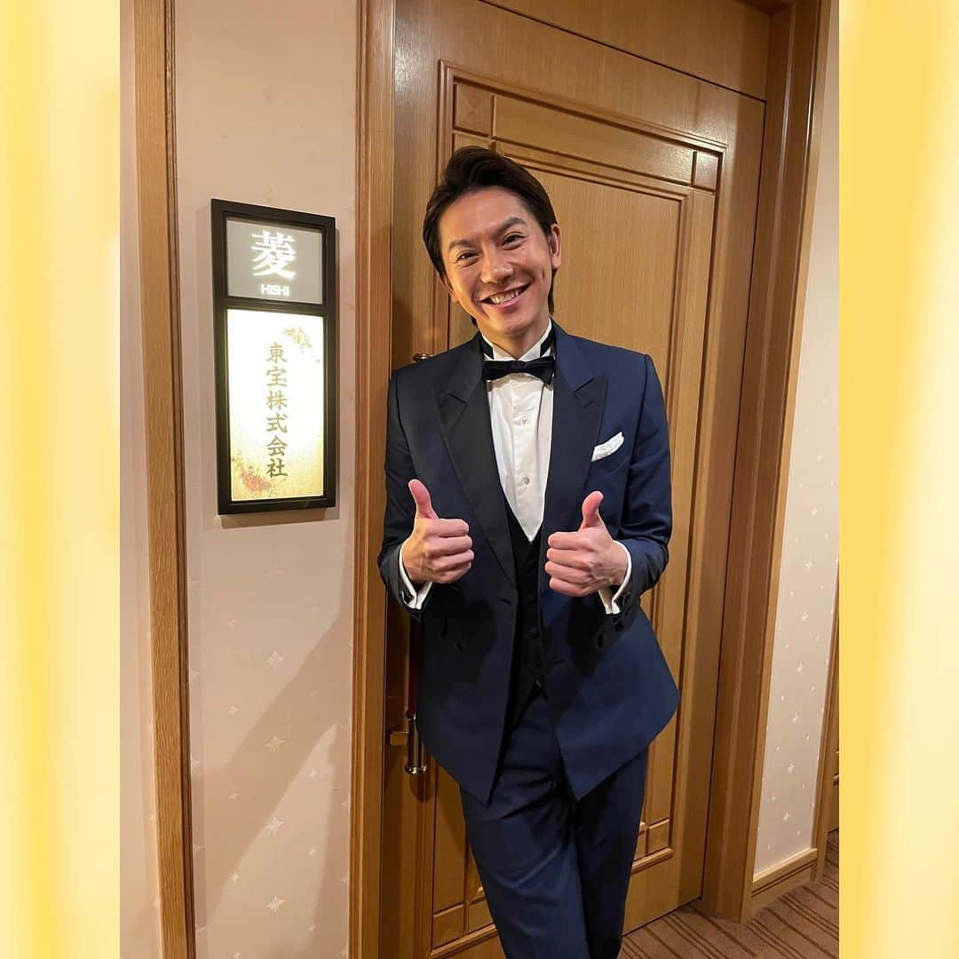 岡田亮輔さんのインスタグラム写真 - (岡田亮輔Instagram)「本日✨帝国ホテルにて✨Broadway Musical🎭Tootsie🎭🟥赤一色🟥の制作発表でした😆👍 オープニングはエハラマサヒロさん扮するロン・カーライルの流れるようなMCに紹介されて山崎育三郎君扮するマイケル・ドーシー/ドロシー・マイケルズとアンサンブルの皆様の素晴らしい歌唱パフォーマンスから始まり✨終始笑顔が絶えない和気藹々とした制作発表でした👏個性溢れるTootsieキャストの一員として制作発表のステージに立てた事を誇りに思います✨ 素敵なタキシードスーツも着れてhappyでした💕 益々これからのリハーサル＆ステージが楽しみです✨ 日本版Tootsie❤️是非お楽しみに👍 心を込めて演じさせていただきます❗️❗️ ✨感謝を込めて✨ マックス・ヴァン・ホーン役　岡田亮輔  #tootsie #マックスヴァンホーン役 #制作発表 #帝国ホテル東京 #和気藹々で楽しかった #気持ちを一つに✨ #感謝を込めて」11月13日 16時41分 - ryosuke.okada0216