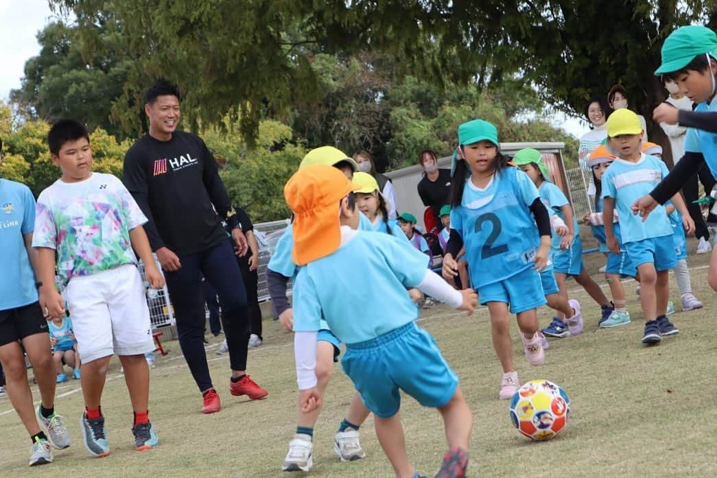 赤星拓さんのインスタグラム写真 - (赤星拓Instagram)「社会福祉法人和貴福祉会 あいあい保育園・かなさ保育園・かなさ秋桜保育園 第2回 プロアスリートと遊ぼう体育大会にゲスト講師として参加させていただきました！　 #ウォーキングフットボール  3園の園児のみんな 保護者の皆様 みやきなでしこクラブの皆さん @miyaki.nadeshiko.club  中村 凌旺さん(卒園児6年生 陸上100m×4リレー佐賀県1位)  三浦 翔琉さん(卒園児6年生 ソフトテニス佐賀県大会2回優勝) 松雪理事長はじめ園職員の皆様  たくさん走って、たくさん笑って素敵な時間をありがとうございました！ たくさん元気をいただきました！  またお会いしましょう！  今回お邪魔したかなさ保育園、かなさ秋桜保育園さんには私たちHAL.より雑穀米（ベストアメニティ社）をお取扱いいただいております。 『食育×スポーツ』 スポーツをもっと楽しく。 ここからキミもアスリート。 #食育 #食育ソリューション #明治 #ザバス #ベストアメニティ #雑穀米 #HAL. #有明乳業 #アトレティコ佐賀 #SSB @hibrid.athlete.lab  @ariake.milk  @atletico.saga  @ssbiz_official」11月13日 16時47分 - akahoshi.taku_1