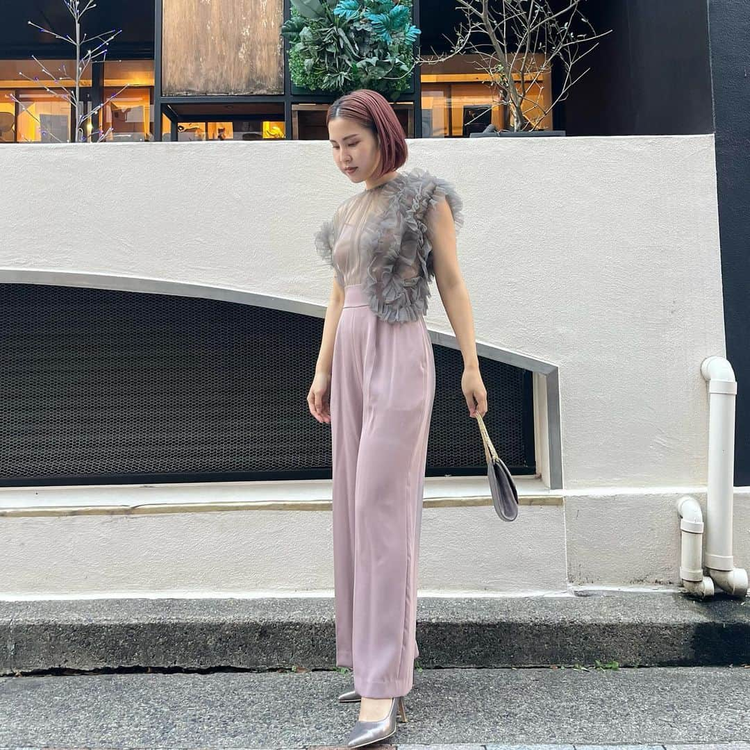 LAGUNAMOONのインスタグラム：「【PICKUP STYLING】 〈神戸マルイ〉NAKAMURA（@lagunamoon__nanami）  #LADYチュールドッキングコンビネゾン Color:チャコールグレー/ブラック/ピンク/ミントグリーン/イエロー Size:S/M Price:¥24,200（in tax）  チュールにたっぷりとギャザーを寄せたフリルを左右アシンメトリーに施しております。 アシンメトリーにすることで顔回りも程よく華やかに、チュールがより一層引き立ちます。  @lagunamoon_shop プロフィールのURLよりご覧下さい。  #LAGUNAMOON #LAGUNAMOON_SHOP #ラグナムーン#骨格ウェーブ#骨格ウェーブコーデ#イエベ秋コーデ#159センチ」