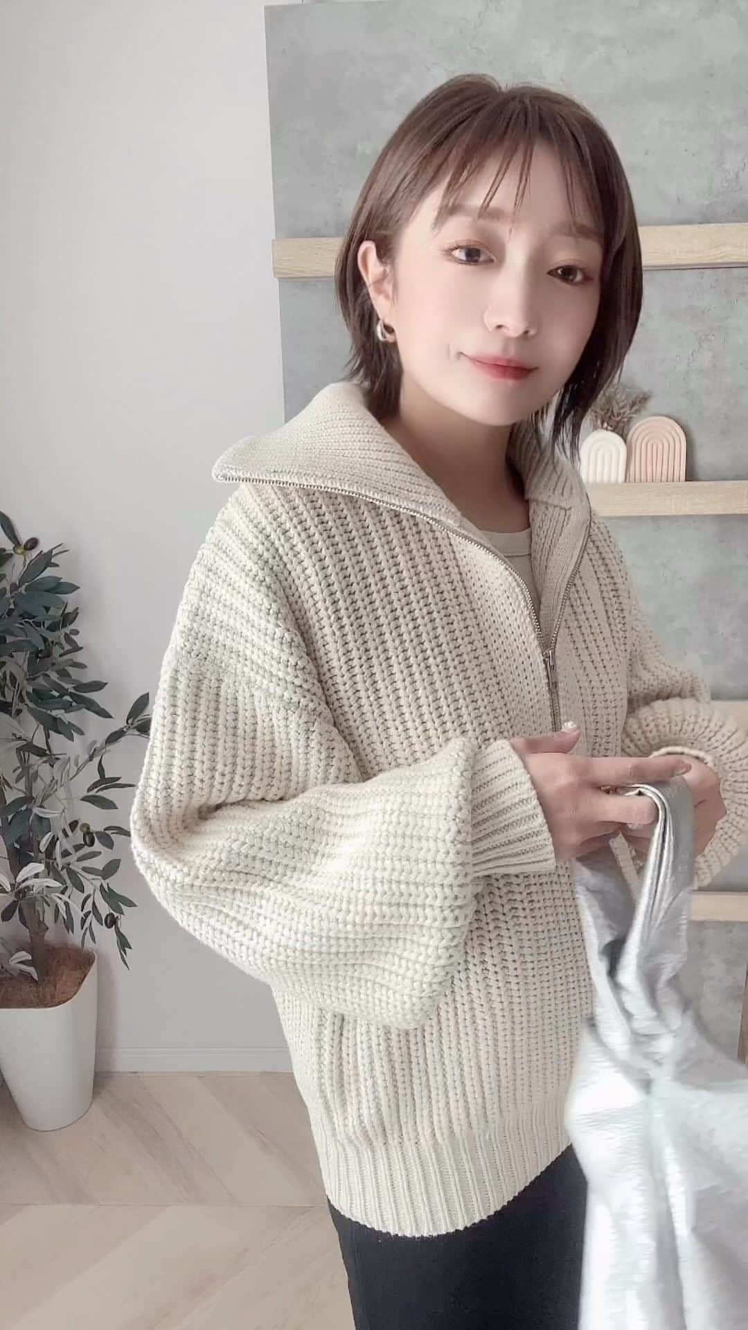 Sakiのインスタグラム：「ꫛꫀꪝ✧‧˚ ⁡  @amail_official ⁡ Bon egg knit🧺☁ ⁡ トレンドのハーフZIPデザインの ざっくり編みが可愛いニット🧶 ⁡ しっかり厚みがあるので あたたかいです…⛄️♡ ⁡ ⋆┈┈┈┈┈┈┈┈┈┈┈┈┈┈┈⋆ ▼投稿者はこんな人 ⁡ ・155cm｜4児の母 ・プチプラコーデ投稿してます！ （しまむら｜GU｜UNIQLO｜GRL等） ・愛用品や日常なども投稿してます！ ⁡ @____sappi____ 👆🏻フォロー嬉しいですꕤ ⁡ ⋆┈┈┈┈┈┈┈┈┈┈┈┈┈┈┈⋆ ⁡ #PR #ママコーデ #しまむら #uniqlo #gu #zara #grl #zozotown #大人カジュアル #着回しコーデ #ファッション #30代ファッション #fashion #今日のコーデ #コーデ #プチプラ #プチプラコーデ #タイアップ」