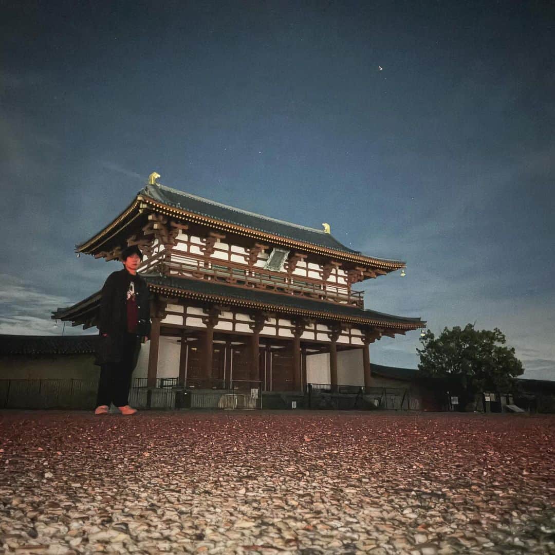 古市憲寿さんのインスタグラム写真 - (古市憲寿Instagram)「秋の奈良へ行ってきました。正倉院展のある時期はできるだけ行くようにしている。一度出陳されたものは、10年間は出陳しないという慣習があって、しかもちょっとずつしか見せてくれない。  今年いちばん印象深かったのは、租庸調（税）としておさめられた白い布。本当にただの古い布で、だからこそ逆に残りにくいものだろうから、まじまじと見てた。知識として知っているものを現物でみるのは楽しい。  昼は元興寺、夜は薬師寺と唐招提寺に。ライトアップといいながら、キャンドルだけでスタイリッシュでよかった。へんてこなプロジェクションマッピングよりもずっといいよね。  #秋の奈良 #奈良 #元興寺 #薬師寺 #唐招提寺 #正倉院展」11月13日 16時43分 - poe1985