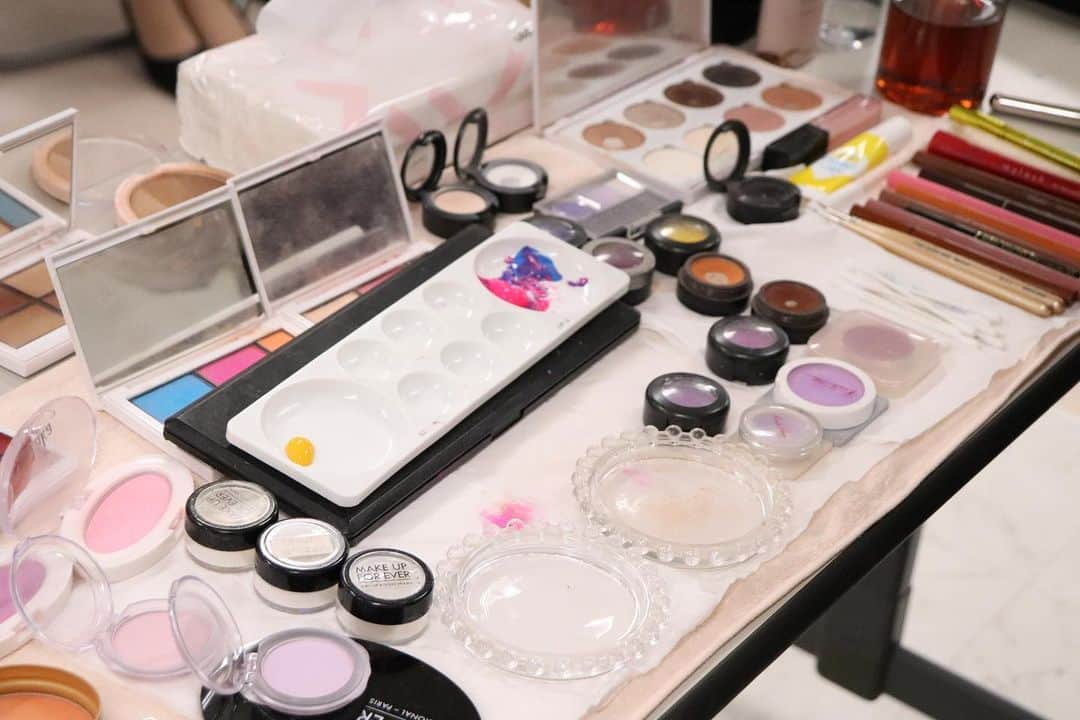 Bm Ngksdsさんのインスタグラム写真 - (Bm NgksdsInstagram)「【現役プロから学べるBM！】クリエイティブメイク授業💄    ビューティプロデュース学科１年生の  作品制作に向けたクリエイティブメイク授業    講師は、モデルやタレントなどのメイクを手掛ける  メイクアップアーティストの佐藤圭先生(@keihairmake )！  メイクデモでは、濃い色を使う際のポイントや  小物や衣装を使ったメイクの引き立て方を見せていただきました！    また、これから本格的に始まる作品作りに向け、  プロはどこからインスピレーションを受けて作品にするのか、  作品作りの構想の仕方も詳しく教えていただきました！    今回のデモを生かして作品作りを行い、  学期末にはプロのカメラマンに作品を撮影していただきます！  どんな作品ができるのか楽しみです✨    佐藤先生、貴重な授業ありがとうございました！    ＼BMはプロからの直接指導が豊富！／  新潟県で唯一の総合美容学校だから、  業界プロからの指導がどこよりも豊富！  現役で活躍するアーティストの方から  最新トレンド・感性を学び、 自分の技術向上に活かします🔥    メイクアップアーティストになるなら、BM！  .  .  .  #BM #国際ビューティモード専門学校  #作品撮り#作品撮り#作品撮りメイク#美容学生の日常 #キャンパスライフ #キレイな校舎 #美容学校 #美容専門学校 #美容学生 #美容師 #ヘアカット #デザインカラー #メンズカット #アイリスト #ヘアメイク #ビューティーアドバイザー #美容部員 #スキンケアアドバイザー #メイクアップアーティスト #メイク #ネイリスト #ネイル #エステティシャン  #エステ #美容垢さんと繋がりたい」11月13日 16時45分 - bm.beautymode