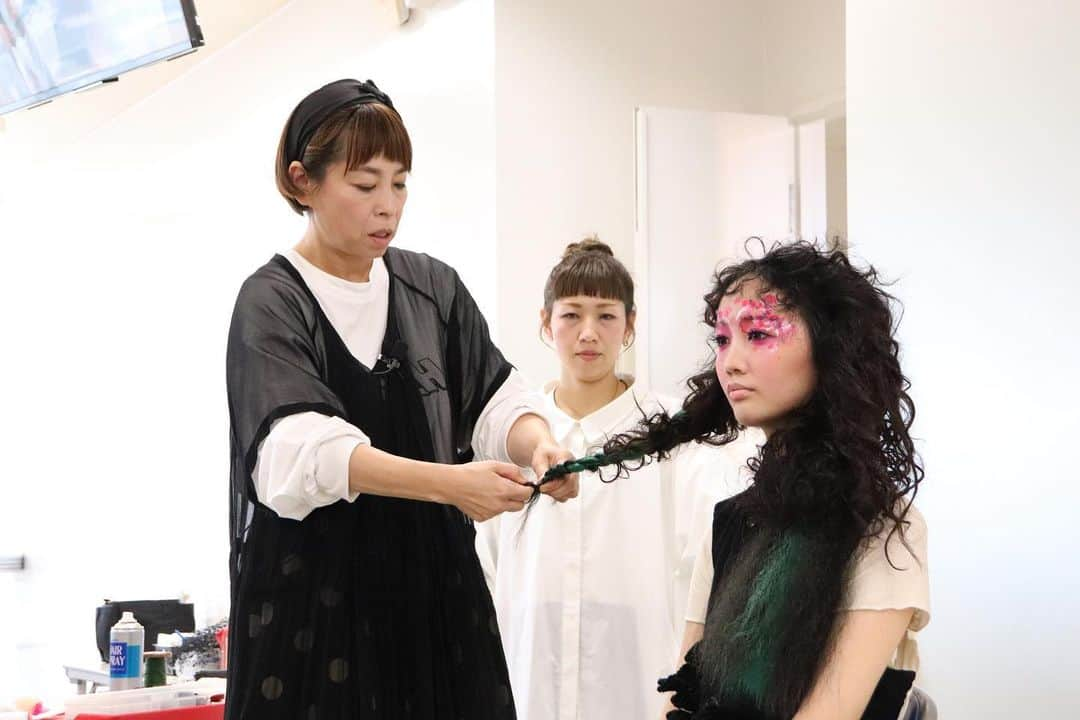 Bm Ngksdsさんのインスタグラム写真 - (Bm NgksdsInstagram)「【現役プロから学べるBM！】クリエイティブメイク授業💄    ビューティプロデュース学科１年生の  作品制作に向けたクリエイティブメイク授業    講師は、モデルやタレントなどのメイクを手掛ける  メイクアップアーティストの佐藤圭先生(@keihairmake )！  メイクデモでは、濃い色を使う際のポイントや  小物や衣装を使ったメイクの引き立て方を見せていただきました！    また、これから本格的に始まる作品作りに向け、  プロはどこからインスピレーションを受けて作品にするのか、  作品作りの構想の仕方も詳しく教えていただきました！    今回のデモを生かして作品作りを行い、  学期末にはプロのカメラマンに作品を撮影していただきます！  どんな作品ができるのか楽しみです✨    佐藤先生、貴重な授業ありがとうございました！    ＼BMはプロからの直接指導が豊富！／  新潟県で唯一の総合美容学校だから、  業界プロからの指導がどこよりも豊富！  現役で活躍するアーティストの方から  最新トレンド・感性を学び、 自分の技術向上に活かします🔥    メイクアップアーティストになるなら、BM！  .  .  .  #BM #国際ビューティモード専門学校  #作品撮り#作品撮り#作品撮りメイク#美容学生の日常 #キャンパスライフ #キレイな校舎 #美容学校 #美容専門学校 #美容学生 #美容師 #ヘアカット #デザインカラー #メンズカット #アイリスト #ヘアメイク #ビューティーアドバイザー #美容部員 #スキンケアアドバイザー #メイクアップアーティスト #メイク #ネイリスト #ネイル #エステティシャン  #エステ #美容垢さんと繋がりたい」11月13日 16時45分 - bm.beautymode