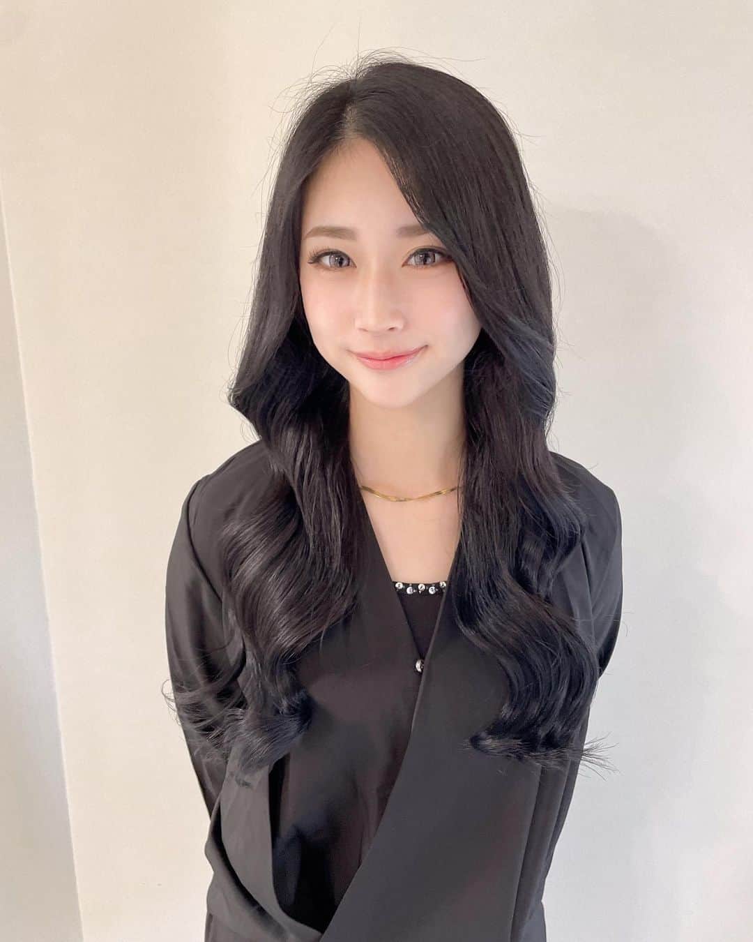 浅井マリサさんのインスタグラム写真 - (浅井マリサInstagram)「一気に暗くなりましたー！🩶 でもただ黒じゃなくて、ネイビー系だから抜け感あってめっちゃカワイイ🥹😻‼️ @ochi.hairstylist さん天才です❣️ 今回もトリートメントしてもらったからサラサラになった🌟 髪質もどんどん良くなっててモチベーションあがる🥹⤴️   #心斎橋美容院  #心斎橋エクステ」11月13日 16時47分 - marisa_a_egg