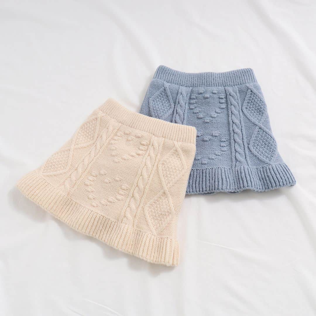 のインスタグラム：「＼洗えてうれしい！ニット素材の冬らしいスカートが登場♡／  ニット素材ですが洗濯機でお洗濯できるとってもかわいいスカートが入荷します♪ 編地がハートになっていたり、裾部分がフリットしていたり 女の子心をくすぐるスカート♡  インナーパンツつきなので たくさん動いてもインナーが見えなくてとっても便利◎  さらに、マシンウォッシャブル可能なので 汚れが目立ちやすいホワイトカラーも気兼ねなく挑戦できちゃいます＾＾  タイツやレギンスと合わせて冬のコーディネートを楽しんでください♡  🏷インパンツ付きフリルハートニットスカート　2,860円（税込） (V518923)(90～130㎝）  ▼オンラインストアはこちら @foonline  オンラインストアでも販売中です♪  ======================= 商品詳細や価格は ショッピングタグからご覧いただけます★ =======================  #アプレレクール #apreslescours #アプレキッズ #こどもふく #子ども服 #オシャレキッズ  #子供服 #キッズ服 #ママリ #たまひよ #キッズフォト #女の子コーデ  #キッズスカート」
