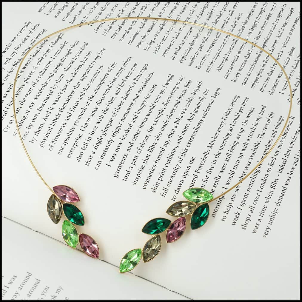 ロドリゴ ニューヨーク バイ ロドリゴ オタズのインスタグラム：「The Blossom Necklace (Small) is inspired by the green nature and the beginning of spring with its beautiful colors 💚 Why not already adore spring when it’s rainy weather? 🍃  #myotazu #handmadejewelry #rodrigootazujewellery #rodrigootazubracelet #rodrigootazujewelry #handmade #collection #jewelry #new」