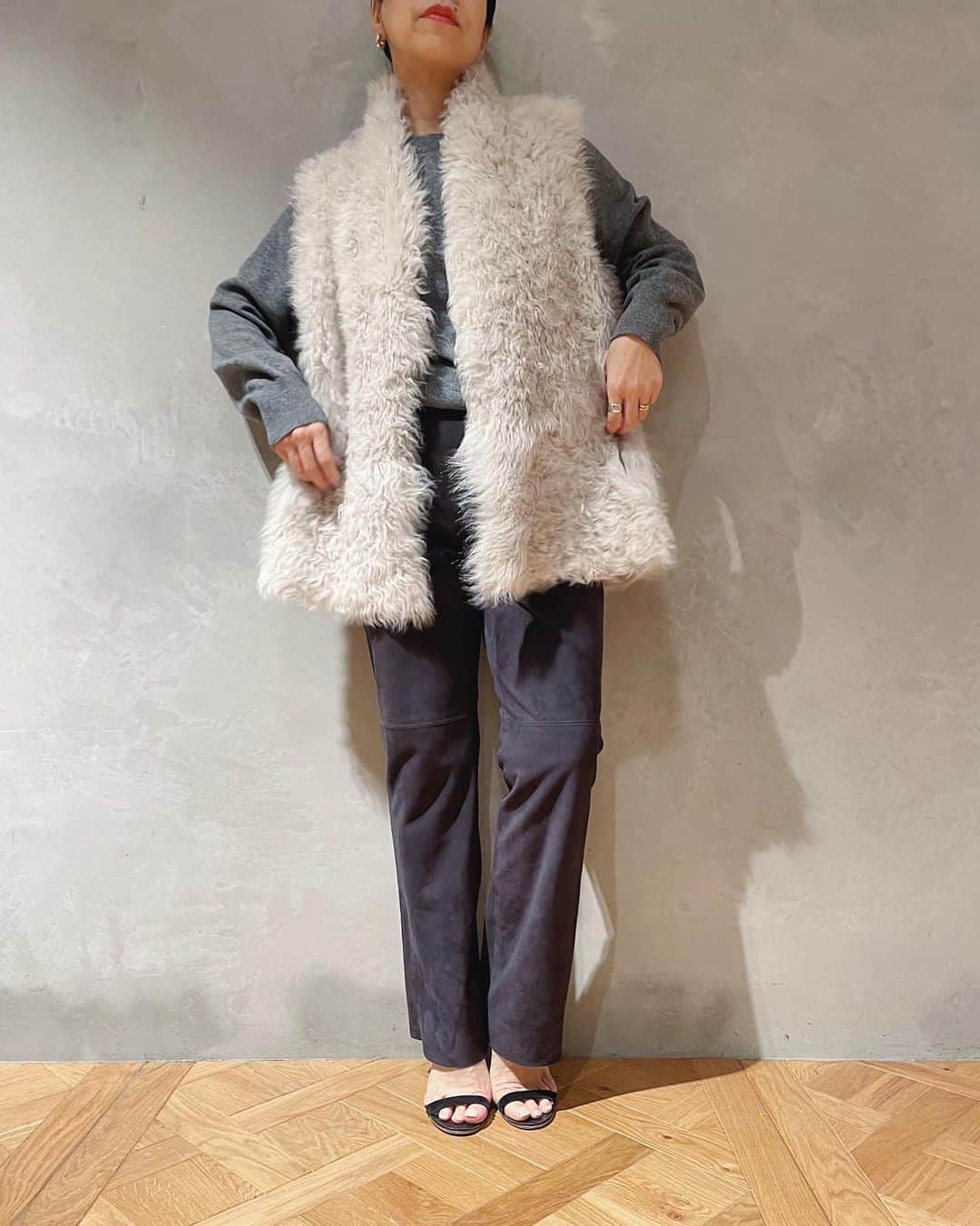IÉNA LA BOUCLEのインスタグラム：「. ⁡ 〈GUSHLOW&COLE〉 ⁡ 幼馴染の二人の女性デザイナー、Emma GushlowとKatrina Coleによって2003年に誕生したファー専門のブランド。 選び抜かれた最高級の素材、ファー専門ファクトリーの高い技術を用い、イギリスブランドらしいウィットにとんだ一癖あるデザインで世界中のファッショニスタに多くファンを持つ。 コレクションに使用されるファーは副産物由来のもののみを使用している。 ⁡ curly vest ¥181,500 intax col:natural(page.1-2),beige(page.3) ⁡ #ienalaboucle#iena#イエナ#イエナラブークル#ienalaboucle_23aw ⁡#gushlowandcole」