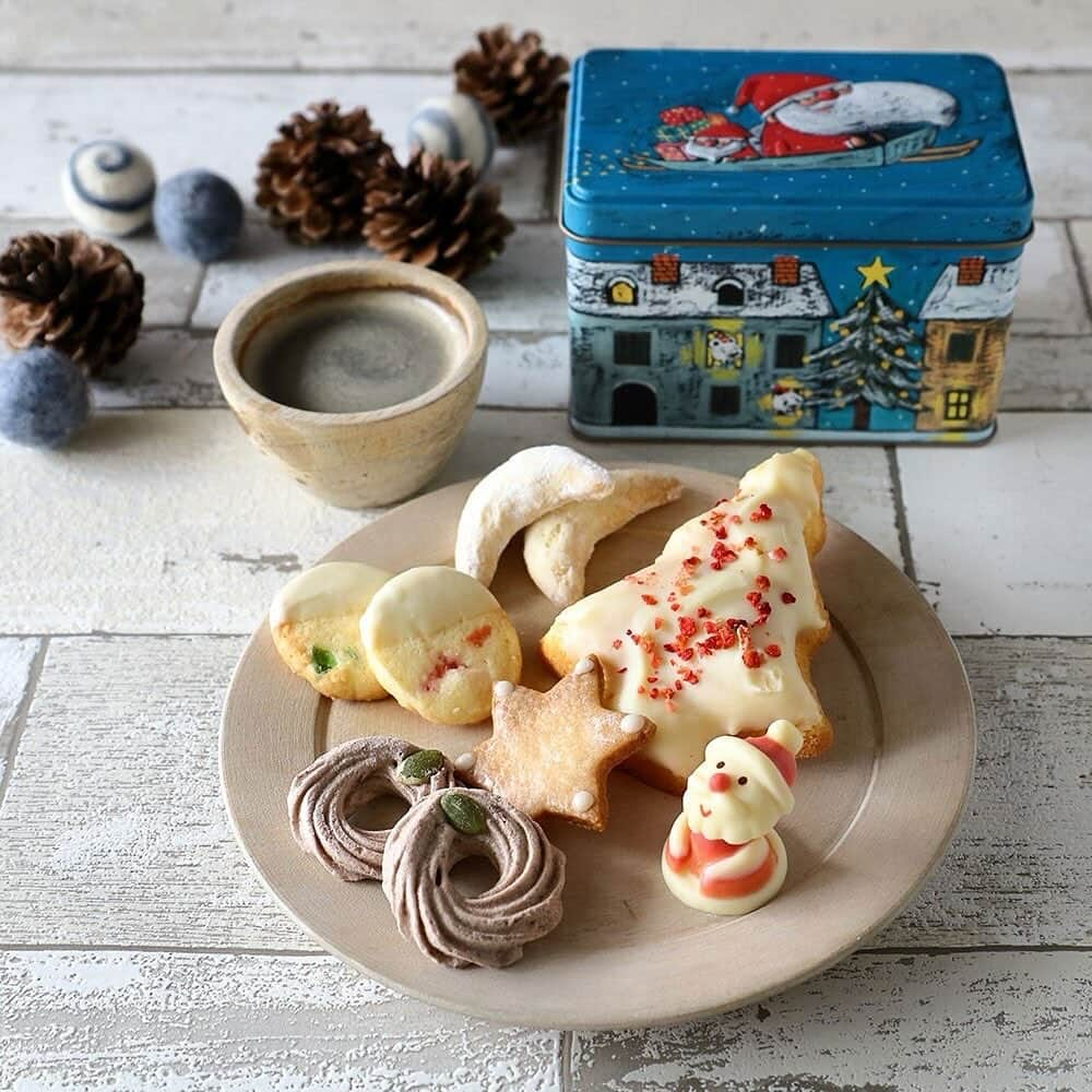 のインスタグラム：「【発酵バターの焼き菓子がたっぷり詰まったクリスマス缶🎅⭐】 . 「リュ・ドラ・ポム」／発酵バターで作るクリスマス缶 6種9個 . 夜空を思わせるブルーの缶は、プレゼントを運ぶサンタ🎅やクリスマスの街並み🎄が描かれており、とってもキュート🤗💓中には、シンプルなカトルカールをホワイトチョコレートでコーティングし、フリーズドライ苺をのせた「ツリーカトルカール」🍓や、ドイツやオーストリアでクリスマスに食べられる伝統菓子「ヴァニラキッフェルン」🍪、リース状に絞られたココア風味の軽いメレンゲ「メレンゲショコラ」🍫など、発酵バターで仕上げた焼き菓子をたっぷり詰め合わせました🎁💕 . 愛らしいチョコレートのサンタの表情に、こちらまで微笑んでしまいそう🎅⭐ . 〔フレーバー〕 ツリーカトルカール、ヴァニラキッフェルン、サクサククッキー（星）、メレンゲショコラ、クリスマスクッキー、チョコレートサンタ . 画像をタップすると商品詳細にリンクできます。 . #婦人画報 #婦人画報のお取り寄せ #お取り寄せ #手土産 #ギフト #贈り物 #お祝い #リュ・ドラ・ポム #発酵バターで作るクリスマス缶 #おうち時間#お取り寄せスイーツ #スイーツのお取り寄せ #かわいいスイーツ #秋スイーツ#冬スイーツ #スイーツ好き #クリスマス」