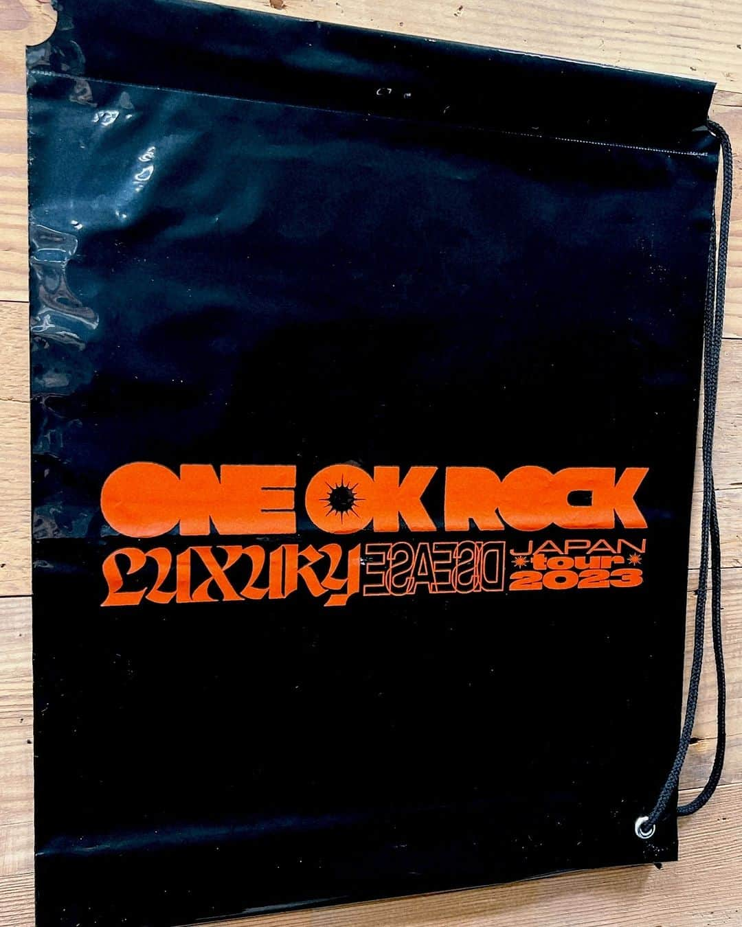 ワーナーミュージック・ジャパンのインスタグラム：「#ONEOKROCK  明日11/14(火)はいよいよ「VS」が開催！🔥 会場でライブDVD＆BD「ONE OK ROCK 2023 LUXURY DISEASE JAPAN TOUR」をお買い上げの方に、特典・オリジナルショッパーをプレゼント！ 特典はなくなり次第終了となりますので、お早めにご予約・ご購入ください！  🔗https://vs-tokyodome.com/」