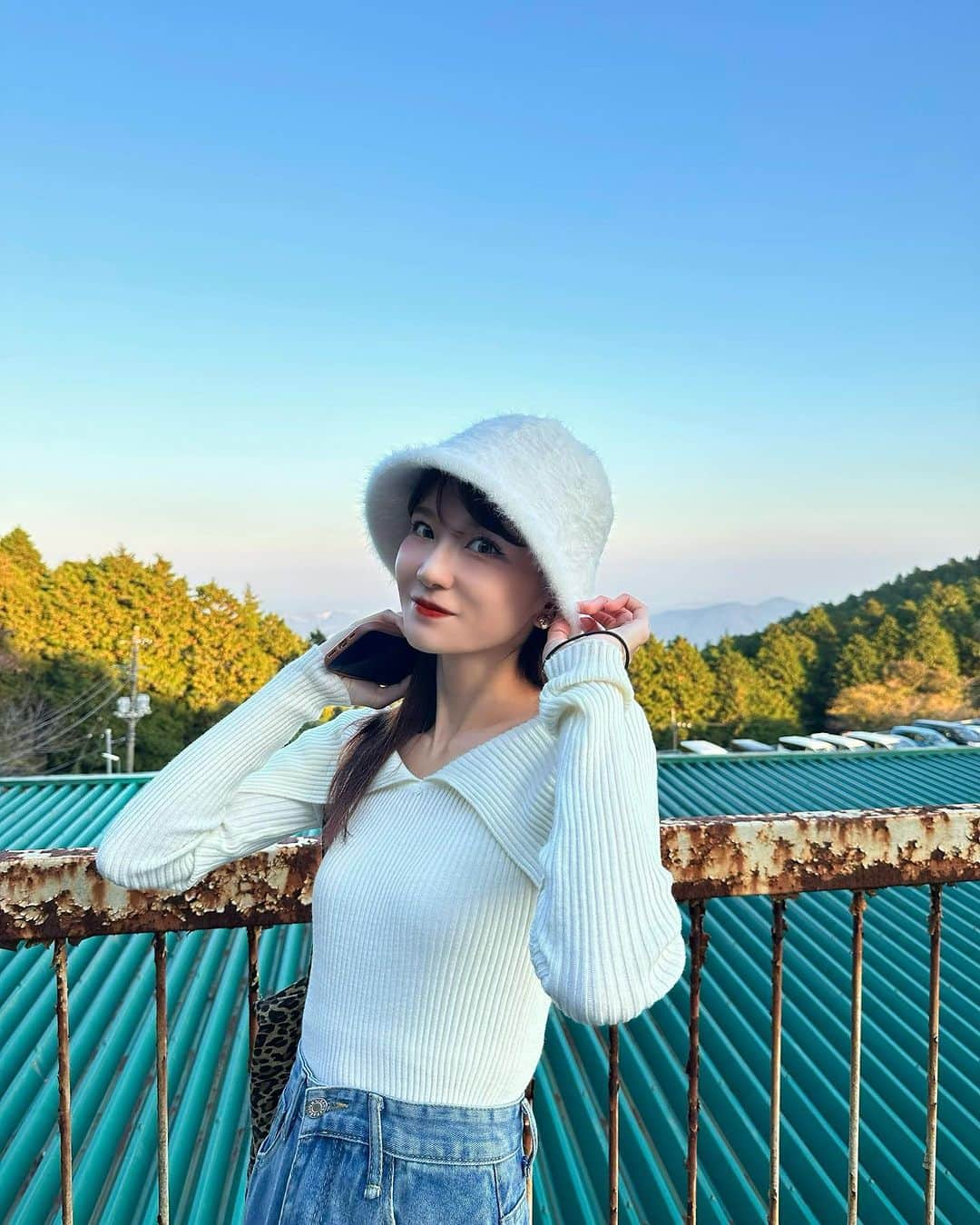 SAYUKAのインスタグラム：「何年かぶりの#筑波山　⛰️🍁  駐車場まで500メートルって所で 混みすぎて動かなくなって🚗🚗🚗 目覚ましテレビで特集されてた翌日だったらしい😇  やっと着いて なんか食べてからロープウェイのろっか〜っておさんぽして いったらもう最終のおわってた🚠  そもそも紅葉してないし？😇 何時間もかけて何しにきた？ってゆうのはいつもの話😇」