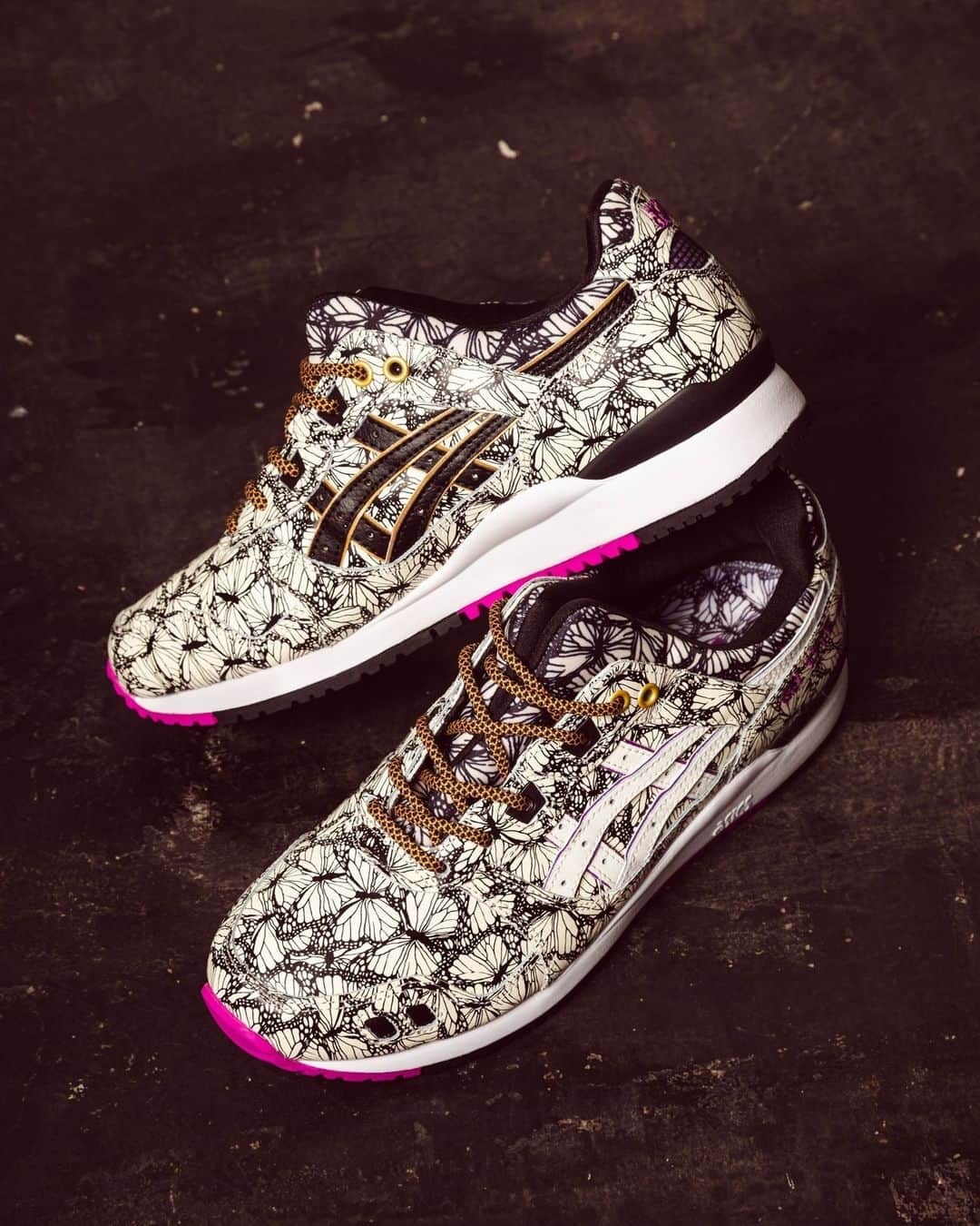 ASICS Tiger JAPANのインスタグラム：「. GEL-LYTE Ⅲ OG -CREAM/ORCHID  IN STORES NOW  [取扱店舗] ＊アシックス公式ストア（原宿店・心斎橋店・オンラインストア） ＊atmos・atmos pink公式ストア ＊ANNA SUI公式オンラインストア  ASICSの象徴的なスニーカーGEL-LYTE Ⅲに、ANNA SUIのアーカイブグラフィックを大胆に落とし込んだatmosとの共同企画モデルが登場。GEL-LYTE Ⅲは、ベロ部を縦に大きく2分割したスプリットタンが特徴的で、甲部分を包み込むようにフィットさせるため足入れ感が良く、着用時もベロ部がずれにくい設計となっている。かかと部にはGELテクノロジーが組み込まれ衝撃緩衝性と快適な履き心地をサポート。シューズ全面に施されたグラフィックと、パープルのカラー使いがGEL-LYTE Ⅲのクラシカルな雰囲気に融合している。  #GELLYTEIIIOG #ASICS #ASICSSportStyle  #kicks #sneakers #sneakerhead #sneakerfam #シューズ #スニーカー #ファッション #カジュアル #カジュアルコーデ #ストリートファッション #ジャパスニ #スニーカーヘッズ #ストリートコーデ #コーディネート #スニーカー男子 #スニーカー女子」