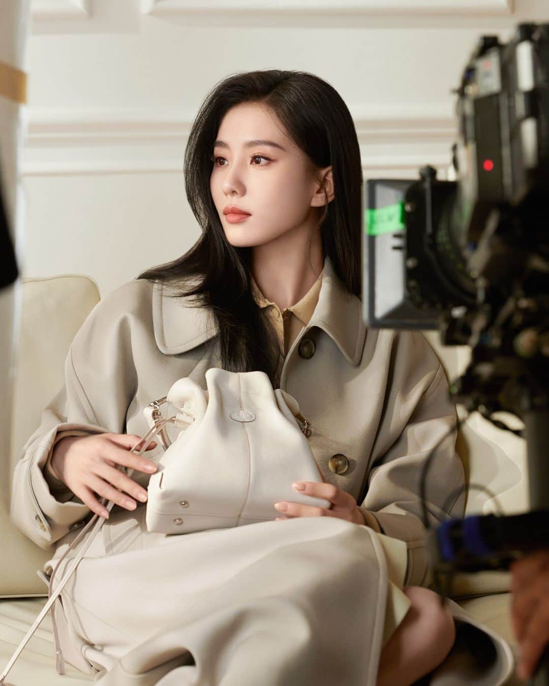 トッズのインスタグラム：「Backstage moments. Brand Ambassador Liu Shishi @liushishi_lss showcases charm and savoir-faire wearing a combination of natural shades in the #TodsFW23 ad campaign.  Stylist: @mix626 #Tods #TodsDiBag」