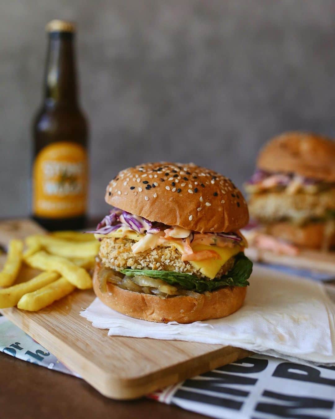 Amanda Biskさんのインスタグラム写真 - (Amanda BiskInstagram)「SPICY CHICK’N BURGER 🍔 Eating plant based is never boring…when you have the right inspo! Find all your favourite meals including this goodie on #freshbodyfitmind app, for FREE! and no, you don’t have to sign up, just jump on and scroll through the entire recipe library!  New recipes drop W E E K L Y, including some exciting Christmas recipes coming up! ✨  Thanks to @annielonglife our super talented recipe designer for all her amazing work! ❤️  #veganburger #veganrecipes #plantbased  www.freshbodyfitmind.com/recipes」11月13日 17時00分 - amandabisk