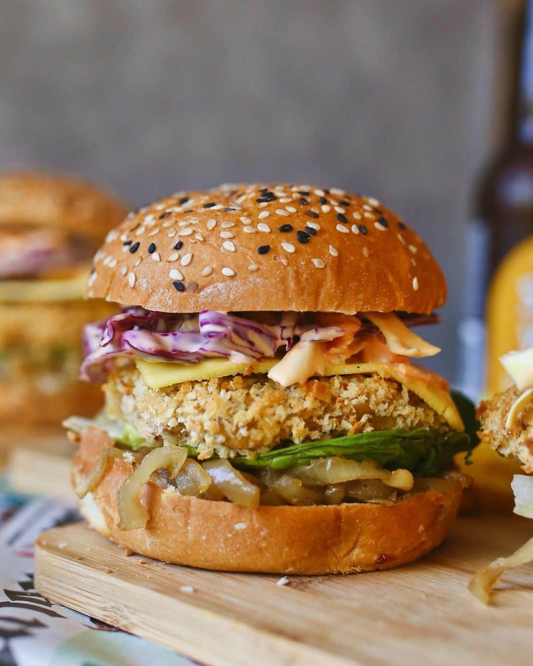 Amanda Biskさんのインスタグラム写真 - (Amanda BiskInstagram)「SPICY CHICK’N BURGER 🍔 Eating plant based is never boring…when you have the right inspo! Find all your favourite meals including this goodie on #freshbodyfitmind app, for FREE! and no, you don’t have to sign up, just jump on and scroll through the entire recipe library!  New recipes drop W E E K L Y, including some exciting Christmas recipes coming up! ✨  Thanks to @annielonglife our super talented recipe designer for all her amazing work! ❤️  #veganburger #veganrecipes #plantbased  www.freshbodyfitmind.com/recipes」11月13日 17時00分 - amandabisk