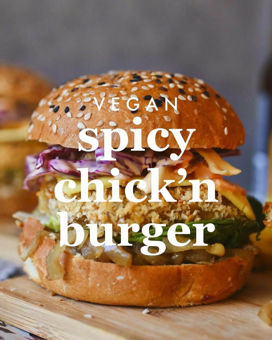 Amanda Biskのインスタグラム：「SPICY CHICK’N BURGER 🍔 Eating plant based is never boring…when you have the right inspo! Find all your favourite meals including this goodie on #freshbodyfitmind app, for FREE! and no, you don’t have to sign up, just jump on and scroll through the entire recipe library!  New recipes drop W E E K L Y, including some exciting Christmas recipes coming up! ✨  Thanks to @annielonglife our super talented recipe designer for all her amazing work! ❤️  #veganburger #veganrecipes #plantbased  www.freshbodyfitmind.com/recipes」