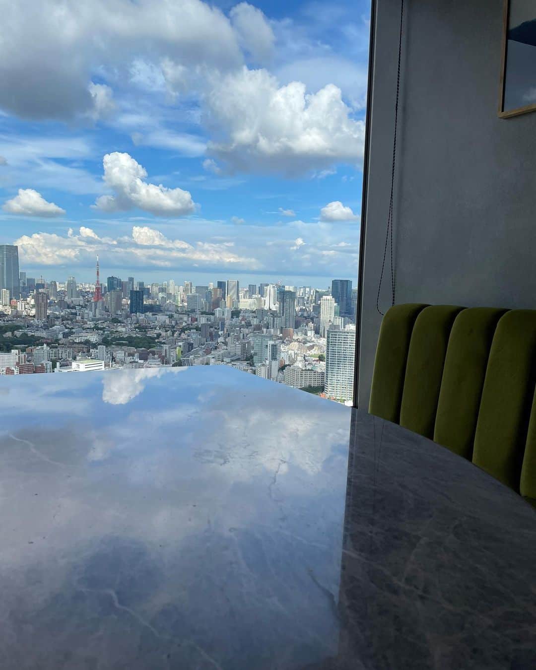ロングレインさんのインスタグラム写真 - (ロングレインInstagram)「大理石のテーブルがある窓際の個室は、晴れた日のランチタイムのみ、鏡のように映る綺麗な景色が見れます。  ぜひ訪れた際には、一度ご覧ください！  #longrain #longraintokyo #thaifood #ロングレイン #タイ料理 #アジアン料理 #アジアンフード #タイレストラン #カオヤム #パッタイ #恵比寿 #恵比寿ガーデンプレイス #東京 #東京グルメ #恵比寿ランチ #恵比寿ディナー #夜景レストラン #夜景ディナー #夜景デート #夜景スポット #東京タワー #東京タワーが見える店 #東京タワー夜景 #東京タワー🗼 #tokyorestaurant #tokyo #ebisu #ebisugardenplace #nightview #tokyotower」11月13日 17時00分 - longraintokyo