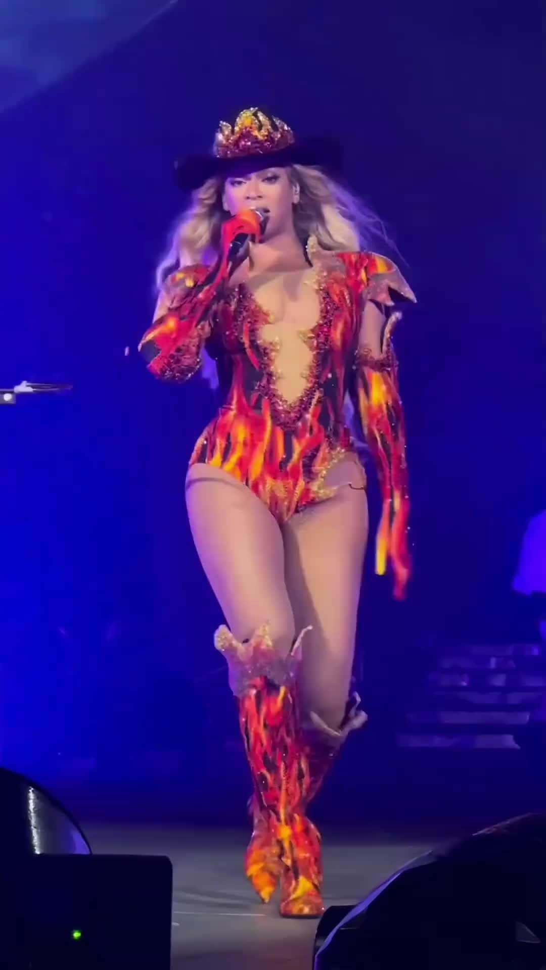 Public Desireのインスタグラム：「SAVE THE DATE 🗓 Queen B is coming to UK cinemas on December 1st 🤩 Who’s going?🎤  📸 @hivechella」