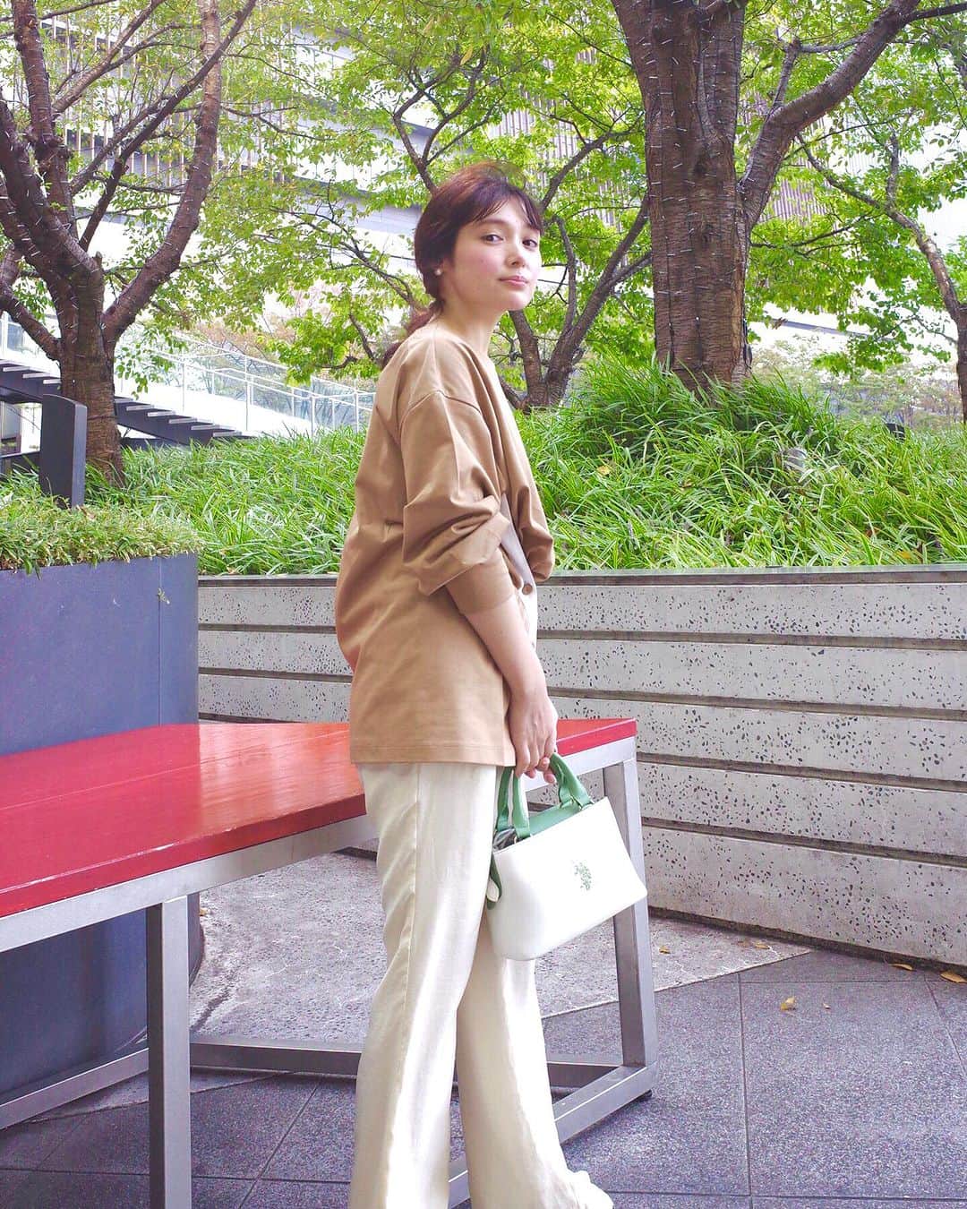 石川琴允さんのインスタグラム写真 - (石川琴允Instagram)「▶Hello. : : いきなりガクンと寒くなって びっくりしてます☔ : 風邪ひいてないですか？ 体調崩さないようにしないとですね✺ : : そろそろかなぁと準備していた 長袖やニットが大活躍してます... : : 1枚で着たり、重ね着もできそう。 ゆったりしたシルエットて着ることか多いけど くびれスタイルの2way仕様👌🏻 @schellin.official  : : : 今朝届いたお薬ケースも可愛らしくて大満足. 美容内服薬は毎日のむものだからとっても嬉しくて、 気分も高まる☺明日からもう飲むのが楽しみなのよ。 （単純ですが...w） : : 寒さに負けない気持ちと、体調管理。 よし！.... #PR #schellin #シェレン #ファッション #コーディネート #ロンtコーデ #fashionstyle #関西モデル #大阪モデル #冬支度 #めがね女子 #めがねコーデ #伊達メガネ #glasses #eyewars」11月13日 17時01分 - kotopon09