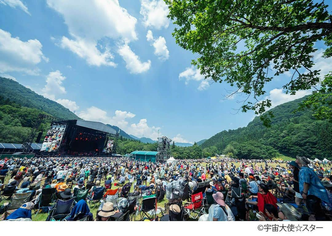 SPACE SHOWER TVのインスタグラム：「. ⚡FUJI ROCK FESTIVAL'23 SPECIAL REPORT⚡  【放送日時】 11/16(木)22:00～23:30  【番組内容】 7月28日（金）～30日（日）に新潟・苗場スキー場にて開催された日本最大級の野外ロックフェス「FUJI ROCK FESTIVAL’23」。  「超気持ちいい！FUJI ROCK」をテーマに掲げて開催された今年のフジロック。  番組では、音楽と自然と人とが一体となる3日間の模様を、ライブダイジェストや独自のアーティストインタビューと共に、独自の切り口でお届け。  ＜コメントアーティスト＞ 7月28日(金)出演者 IDLES / あっこゴリラ / 思い出野郎Aチーム / KEYTALK / STUTS / DENZEL CURRY / FEVER 333 / YO LA TENGO  7月29日（土）出演者 UA / ELLEGARDEN / CAROLINE POLACHEK / GEZAN with Million Wish Collective / KOTORI / SLOWDIVE / Chilli Beans. / d4vd / TESTSET / 羊文学 / MOROHA / WEYES BLOOD  7月30日（日）出演者 ASGEIR / 石毛輝(the telephones) / きゃりーぱみゅぱみゅ / Gryffin / SIRUP / SUPER BEAVER / ドミコ / NEAL FRANCIS / never young beach / BAD HOP / ROTH BART BARON  レポーター アンジェリーナ 1/3(Gacharic Spin) / 有華  #フジロック #fujirock #スぺシャ」