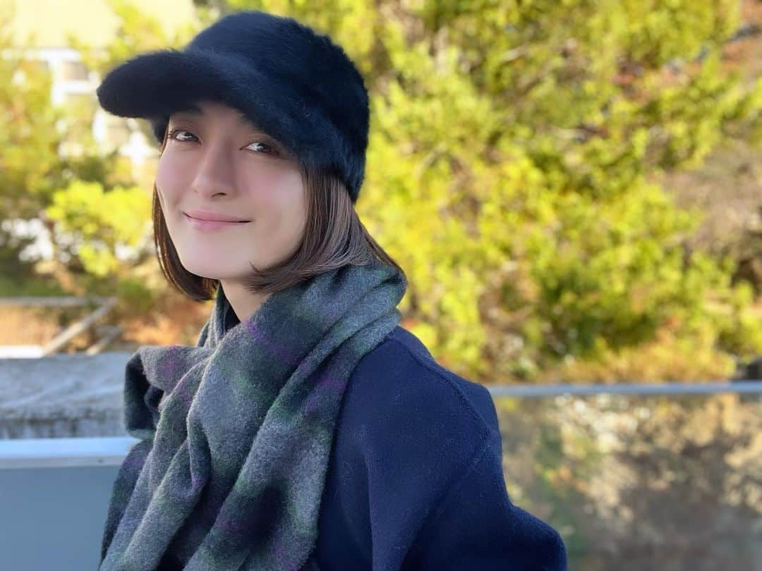 宮本えりさんのインスタグラム写真 - (宮本えりInstagram)「冬支度  モケモケ帽子 と ポインセチア  ニヤニヤが止まらない。  #冬支度 #少しづつ少しづつ  #シャギーキャップ #お値段以上 #大活躍 #ポインセチア #帰りの自転車 #気遣っておしてかえる #可愛いなと #ニヤニヤが止まらない」11月13日 17時12分 - eri.m.nene