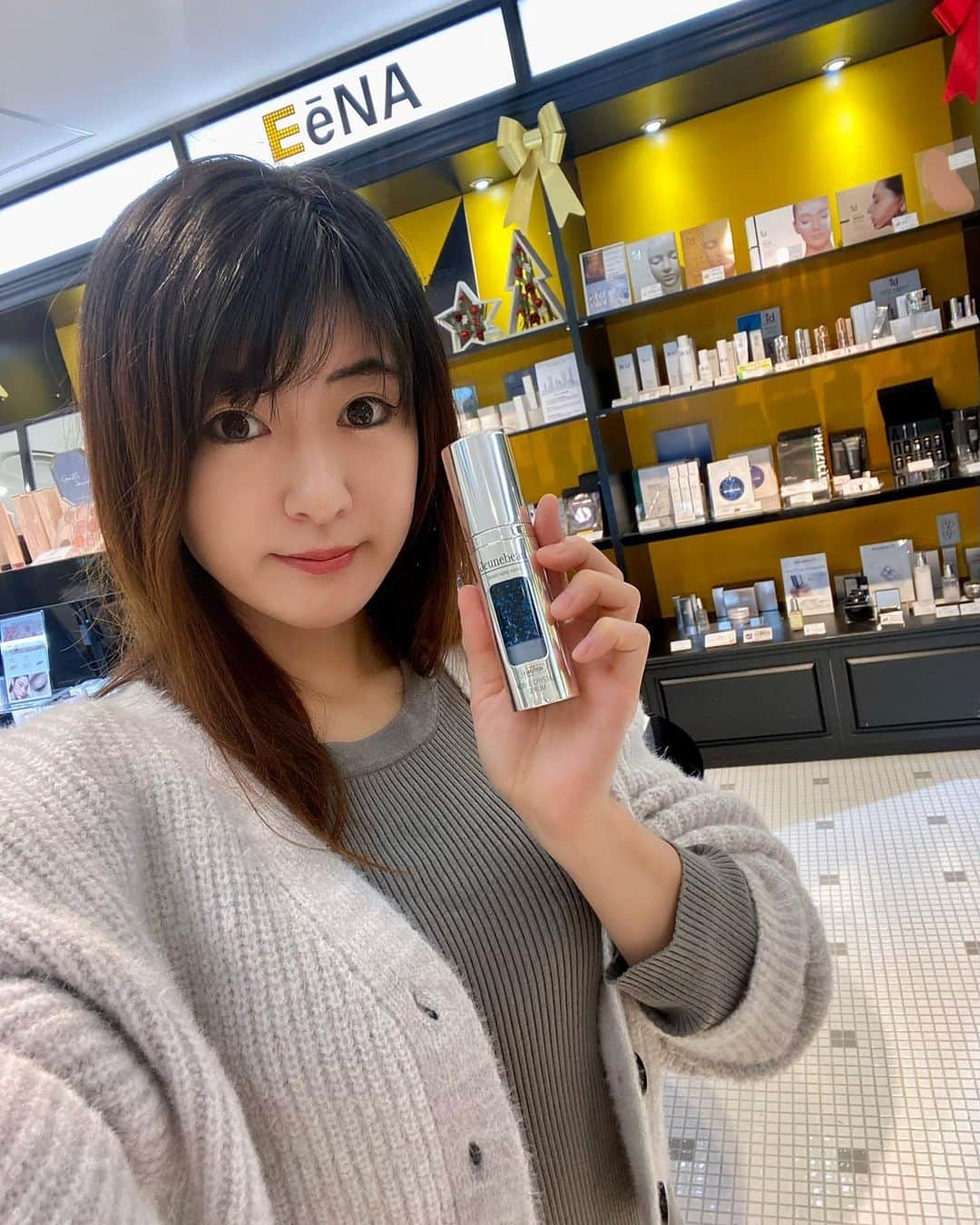 のインスタグラム：「韓国コスメショップ【EeNA池袋東武店】行ってきました⭐️  @jeunebeau_japan  韓国コスメたくさん売ってるけど、その中で、  アンチエイジング化粧品を専門的に研究してきた、 皮膚科学研究所で誕生した韓国のスキンケアブランド「Jeunebeau」の、 セルミューション ノーブルクリスタルセラムをget⭐️ 潤いのあるツルツル肌に導いてくれる セラムは、しわや美白を意識する方に⭐️ キラキラ輝くカプセルセラムは見た目も中身も優秀⭐️  肌にやさしい高機能性素材の研究で得られたクリスタルセラム ４年間の研究を通じてJeunebeau（ジェネビュー）の研究員自身が使いたくて作った製品！  韓国新化粧品大賞受賞商品で、 ロッテデパートにて販売されている化粧品。おススメセラム⭐️ #pr  #Jeunebeau#eena#韓国コスメ #コスメ #新作コスメ #デパコス#ロッテデパート」