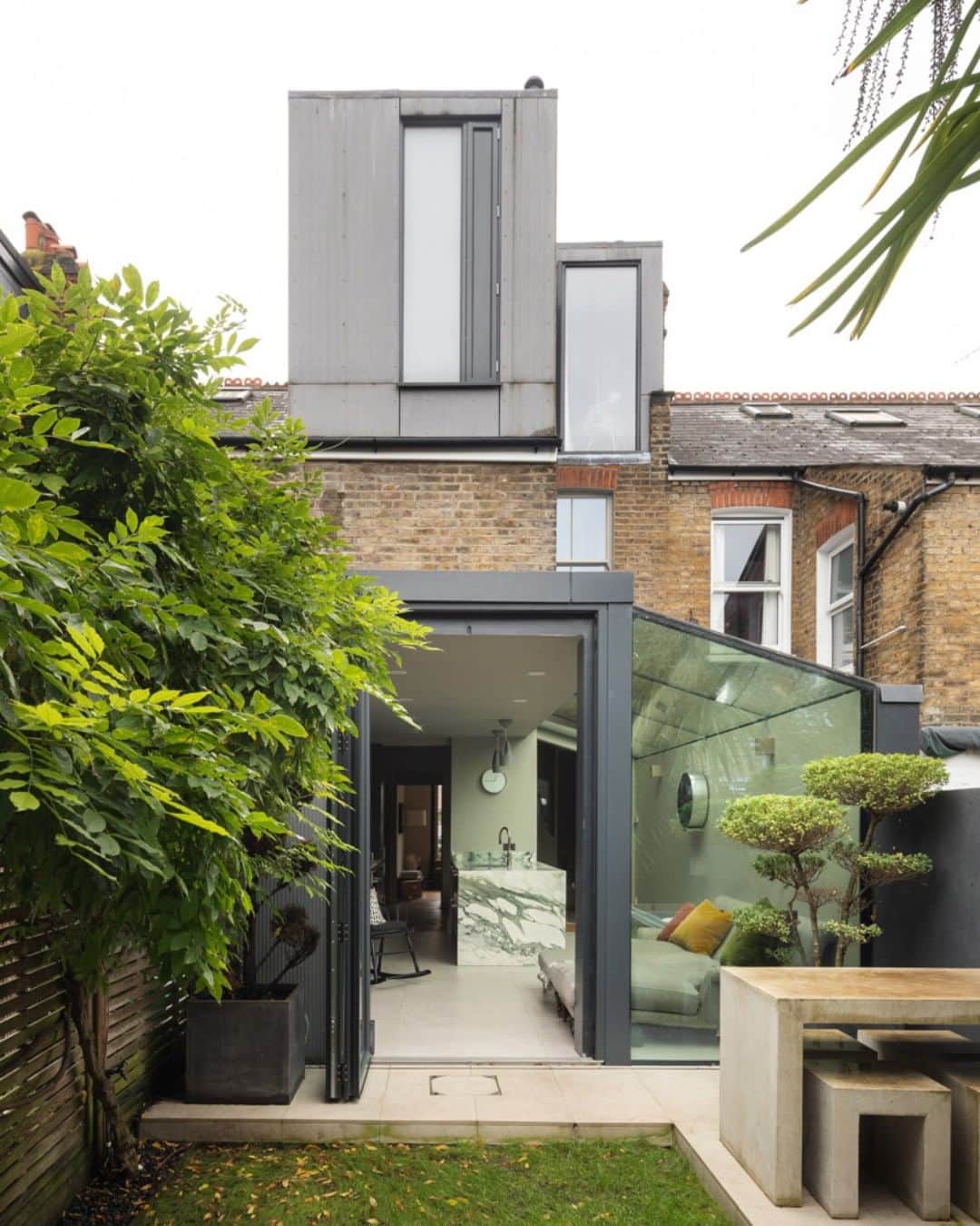 The Modern Houseさんのインスタグラム写真 - (The Modern HouseInstagram)「#forsale Bright Idea: an imaginatively renovated Victorian house in south-east London, designed by the award-winning Studio 30 Architects.  Follow the link in bio for the sales listing.  Waveney Avenue, London SE15」11月13日 17時05分 - themodernhouse