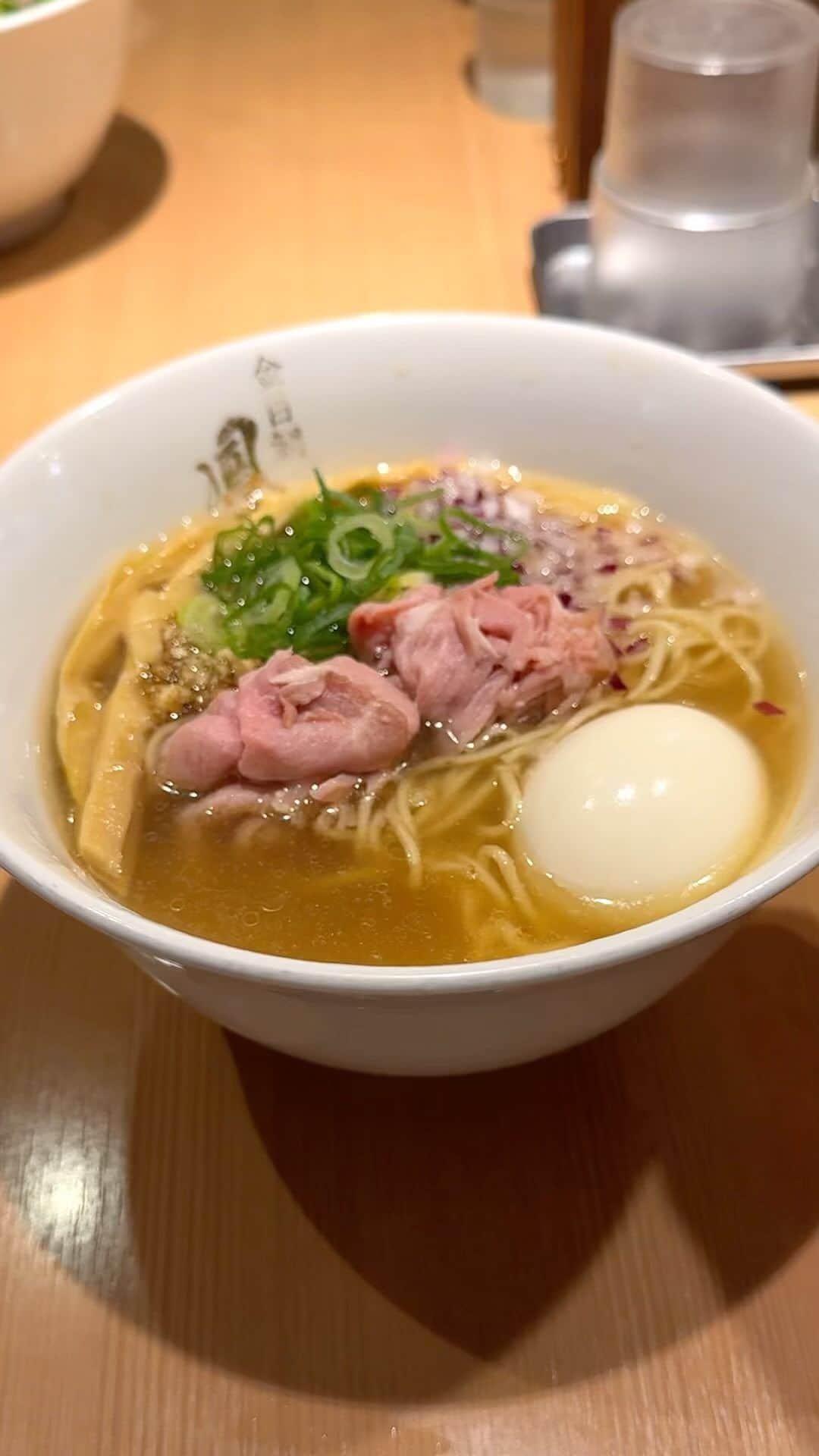 大見さなえのインスタグラム：「新宿『らぁ麺 鳳仙花』 名店"はやし田''系列の金目鯛ラーメンが味わえるお店🍜 ⁡ 【特製金目鯛らぁ麺】 スープは金目鯛のアラをメインに炊いた出汁で 金目鯛の風味と旨味をしっかり感じる🍜 ⁡ 麺は全粒粉の中細ストレート緩縮れ麺。 レアチャーシューや、半熟の濃い味玉、 炙った金目鯛の身も香ばしい☺️ ⁡ 〆は金目鯛茶漬けで 旨味スープを最後まで楽しめます✨ ーーーーーーーーーーーーーーーーーーーーーーー •特製金目鯛らぁ麺 1150円 •金目鯛茶漬け  ーーーーーーーーーーーーーーーーーーーーーーー ⏰11:00～23:00 📍東京都新宿区歌舞伎町1-24-6  ⁡ #らぁ麺鳳仙花 #鳳仙花 #ラーメン #拉麺 #めぐログ_新宿 #めぐログ_ラーメン #新宿グルメ #東京グルメ #japanesefood」