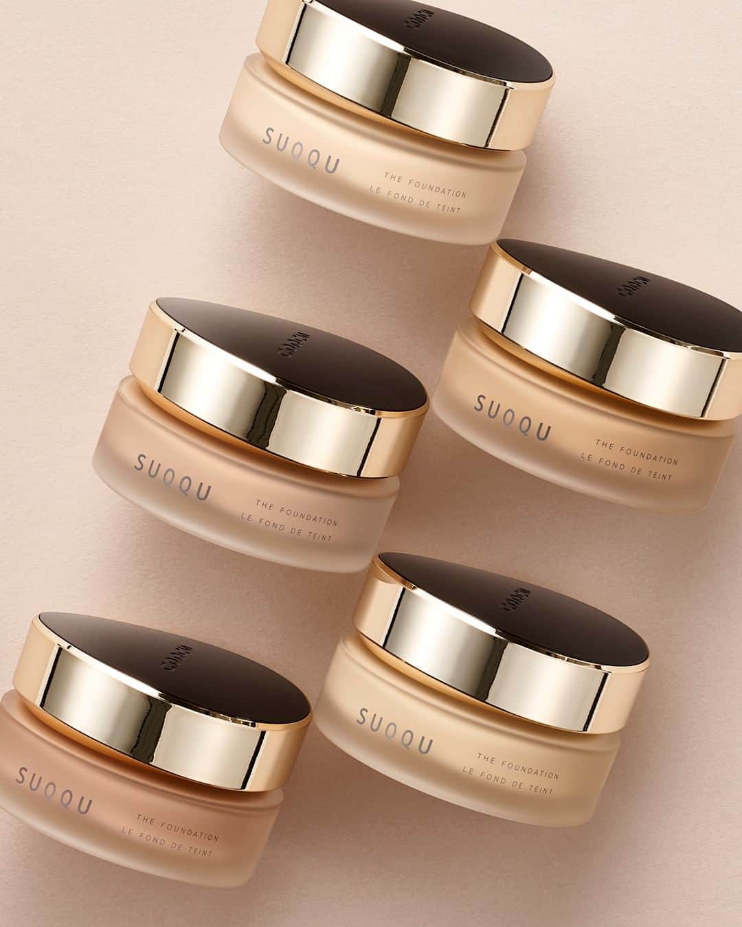 SUQQU公式Instgramアカウントのインスタグラム：「Transforms even time into glow. Moisture-rich, clean, light, and fresh glow. Pearlescent pigments in the formula reflect light for a bright, even glow. The sebum and foundation mix properly, increasing transparency and giving a smooth, natural glow. Top, middle, and last glow: changes in three stages. A beautiful, long-lasting finish is achieved by making the skin radiant.  THE FOUNDATION  時間すら艶めきに変える。 湿度をたたえた、清潔感のある淡くフレッシュな艶。 配合したパールが光を反射し、明るく、均一に輝く艶。 皮脂とファンデーションがほどよくなじみ、塗膜の透明感が増し、なめらかで自然な艶に。 トップ・ミドル・ラストの艶、三変化で、長時間美しい仕上がりが続く。  ザ ファンデーション  #SUQQU #スック #jbeauty #cosmetics #SUQQU20th #SUQQUbasemakeup #ザファンデーション」