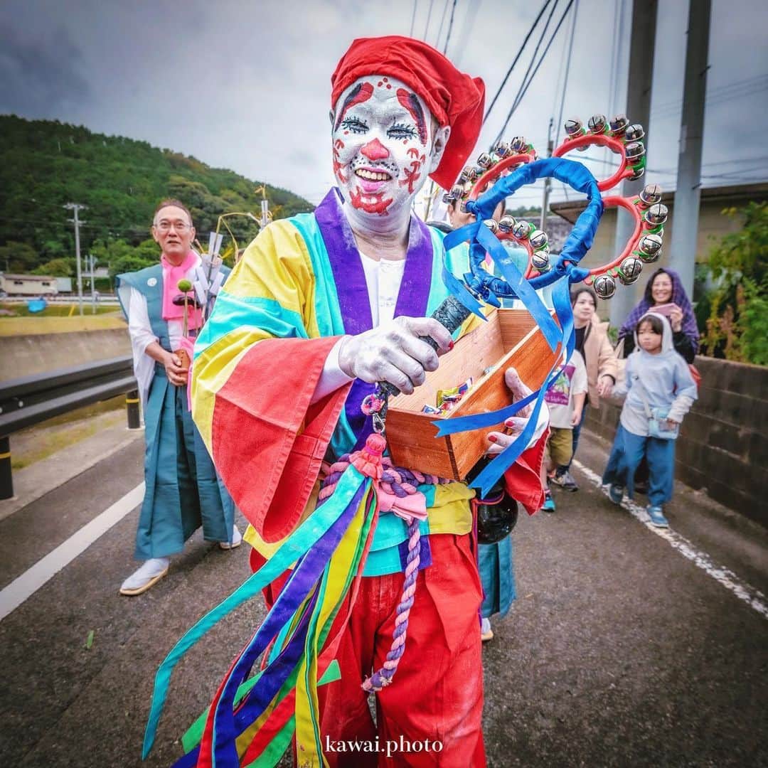 和みわかやまのインスタグラム：「. 10月上旬に和歌山の中部にある日高川町で、丹生祭、通称「笑い祭」が開催されました😆「笑え～」と言いながら練り歩き、周りの人を自然と笑顔にしてしまうような、少し変わったすてきなお祭りです✨  📷：@kawai.photo 📍：有田・日高エリア 日高川町  和歌山の写真に #nagomi_wakayama のハッシュタグをつけて投稿いただくと、その中から素敵な写真をリポストします😉 . . . #和歌山 #和歌山観光 #和歌山旅行 #わかやま #和みわかやま #wakayama #wakayamajapan #wakayamatrip #wakayamatravel #nagomi_wakayama #wakayamagram #笑い祭 #丹生祭 #笑顔伝染 #日高川町 #秋祭り #japanesefestival #traditionalfestival #autmn #fall #旅行 #国内旅行 #旅行好きな人と繋がりたい #観光 #travel #trip #travelgram #japan #travelphotography」