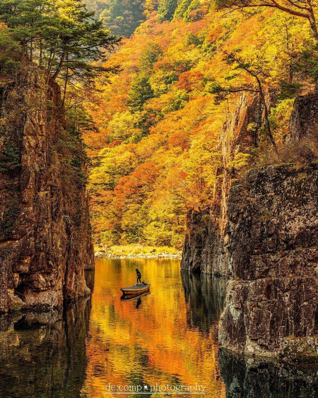 旅行メディア・じゃらん〈公式〉さんのインスタグラム写真 - (旅行メディア・じゃらん〈公式〉Instagram)「#黒淵 約16kmの渓谷「三段峡」に位置する景勝地。深い緑色の水をたたえ、紅葉とのコントラストが非常に美しい名所です。 . . ━━━━━━━━━━━━━━━ 📍 広島県「黒淵」 📷 @decomp_3104 📅 2023.1103 ━━━━━━━━━━━━━━━ . . #jalan_travel　をつけていただいた中からpick upしました 素敵なお写真をありがとうございました┈✈︎  .  . ☑ あらかじめ最新情報をご確認の上、お出かけください。 ☑ #jalan_travel をつけて、ぜひ今までの旅行先の思い出写真を投稿してください。このアカウントでご紹介させていただきます。(じゃらんニュースでも紹介される可能性があります） . . . . . . #いつか行きたい #じゃらん #観光 #観光地 #観光スポット #旅行 #旅行好きな人と繋がりたい #旅行好き  #japantravelphoto #japantrip #japantravel #国内旅行 #絶景 #絶景スポット #誰かに見せたい景色 #誰かに見せたい風景 #広島 #広島観光 #広島旅行 #hiroshima」11月13日 17時07分 - jalan_net