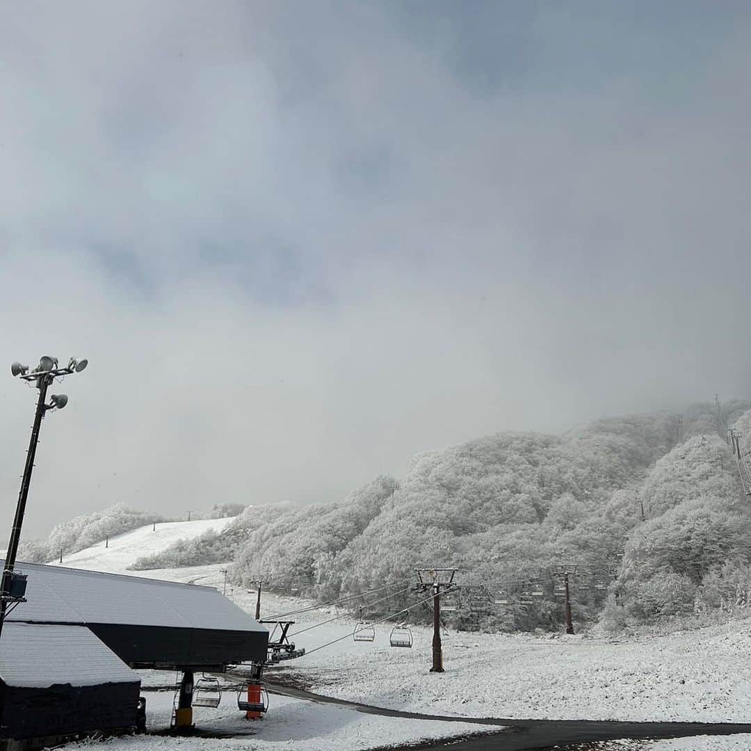栂池高原スキー場さんのインスタグラム写真 - (栂池高原スキー場Instagram)「こんにちは❄️ 栂池の麓にも雪が降りました！⛄ 山頂付近には10センチほどの雪も積もり、いよいよ本格の冬が近づいてきました！  早割シーズン(～11/30まで)&早割リフト(~12/8)も販売中です！！ 詳しくは栂池公式ホームページ @tsugaike_kogen プロフィールURLよりご覧頂けます✨ ━━━━━━━━━━━━  Snow has fallen in Tsugaike!❄️ Winter is getting closer!! Are you ready to enjoy this winter season at Tsugaike?☃️  Early bird season pass sale (~11/30) & Early bird lift ticket (~12/8) are currently on sale! For more information, check our official website! @tsugaike_kogen check the link in our URL profile!✨  #中部山岳国立公園 #栂池自然園 #北アルプス #白馬山麓 #長野県 #白馬つがいけWOW！ #白馬 #栂池高原スキー場 #栂池高原 #栂池 #ロープウェイ #つがいけマウンテンリゾート #tsugaike #hakuba #絶景 #こどもとおでかけ #トレッキング #キャンプ #ドッグラン #アクティビティ #白馬三山 #高山植物 #スキー #スノーボード #スキー場 #snowlife #snowlifeinjapan #winterinjapan」11月13日 17時09分 - tsugaike_kogen