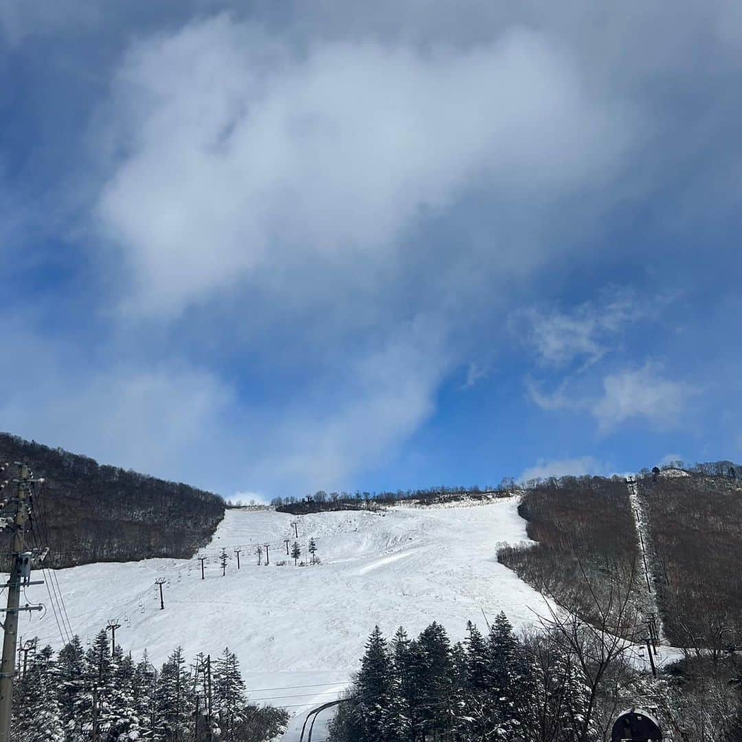 栂池高原スキー場さんのインスタグラム写真 - (栂池高原スキー場Instagram)「こんにちは❄️ 栂池の麓にも雪が降りました！⛄ 山頂付近には10センチほどの雪も積もり、いよいよ本格の冬が近づいてきました！  早割シーズン(～11/30まで)&早割リフト(~12/8)も販売中です！！ 詳しくは栂池公式ホームページ @tsugaike_kogen プロフィールURLよりご覧頂けます✨ ━━━━━━━━━━━━  Snow has fallen in Tsugaike!❄️ Winter is getting closer!! Are you ready to enjoy this winter season at Tsugaike?☃️  Early bird season pass sale (~11/30) & Early bird lift ticket (~12/8) are currently on sale! For more information, check our official website! @tsugaike_kogen check the link in our URL profile!✨  #中部山岳国立公園 #栂池自然園 #北アルプス #白馬山麓 #長野県 #白馬つがいけWOW！ #白馬 #栂池高原スキー場 #栂池高原 #栂池 #ロープウェイ #つがいけマウンテンリゾート #tsugaike #hakuba #絶景 #こどもとおでかけ #トレッキング #キャンプ #ドッグラン #アクティビティ #白馬三山 #高山植物 #スキー #スノーボード #スキー場 #snowlife #snowlifeinjapan #winterinjapan」11月13日 17時09分 - tsugaike_kogen