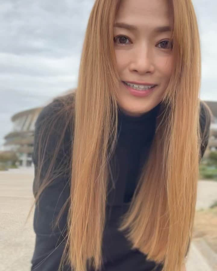 倉本康子のインスタグラム：「⭐️ 今日のファッションを動画で撮ってみましたー。 ブラックワントーンでシックにまとめてみました。  フーアのジャンスカとタートルとパンツを履いてます。 このワントーンコーデ、周囲の大人達に好評！  バッグはよくご質問いただくのですが @cafune.official  です。 手持ちにもショルダーにも斜めがけもできて、コーディネートをより上質に見せてくれるし、iPadminiも入る容量も直球ど真ん中。  ブーツは　 @zara  です。 筒がストレートなのでお気に入り。  カジュアルも好きだけど、こういう大人な女性らしいファッションも最近好き。  またファッション動画とか持ち物もアップしていきますねー！  #今日のファッション #fua #フーア #bag は #カフネバッグ #mycafune #brownstone #ootd #ootdfashion  #mybag #fashion #pr #倉本康子」