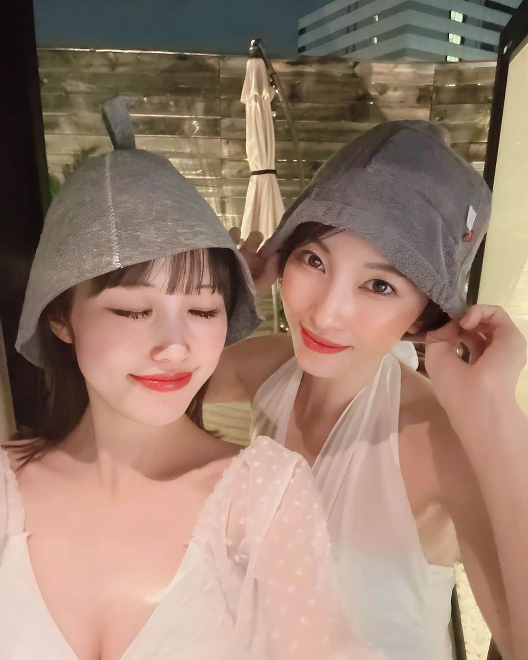 藤原望未さんのインスタグラム写真 - (藤原望未Instagram)「お姉ちゃんとサウナ🧖‍♀️🤎 (姉すっぴんごめん😂)  白い水着で揃えてみたよ🥰  姉はサウナにちゃんと行くのは初めてだったみたいだけど、意外といいかも！と喜んでおりました😉  内装がとんでもなくオシャレで、外気浴が屋外で最高に気持ちよかった〜☺️♡  心も体もすっきり！ 予約してくれた夫ありがとう💋   #サウナ  #サウナ女子  #サウナー  #サウナハット  #サウナ好き  #姉  #姉妹コーデ  #姉妹リンクコーデ  #温活女子  #温活  #姉妹旅  #藤原姉妹」11月13日 17時21分 - nozo.mi74