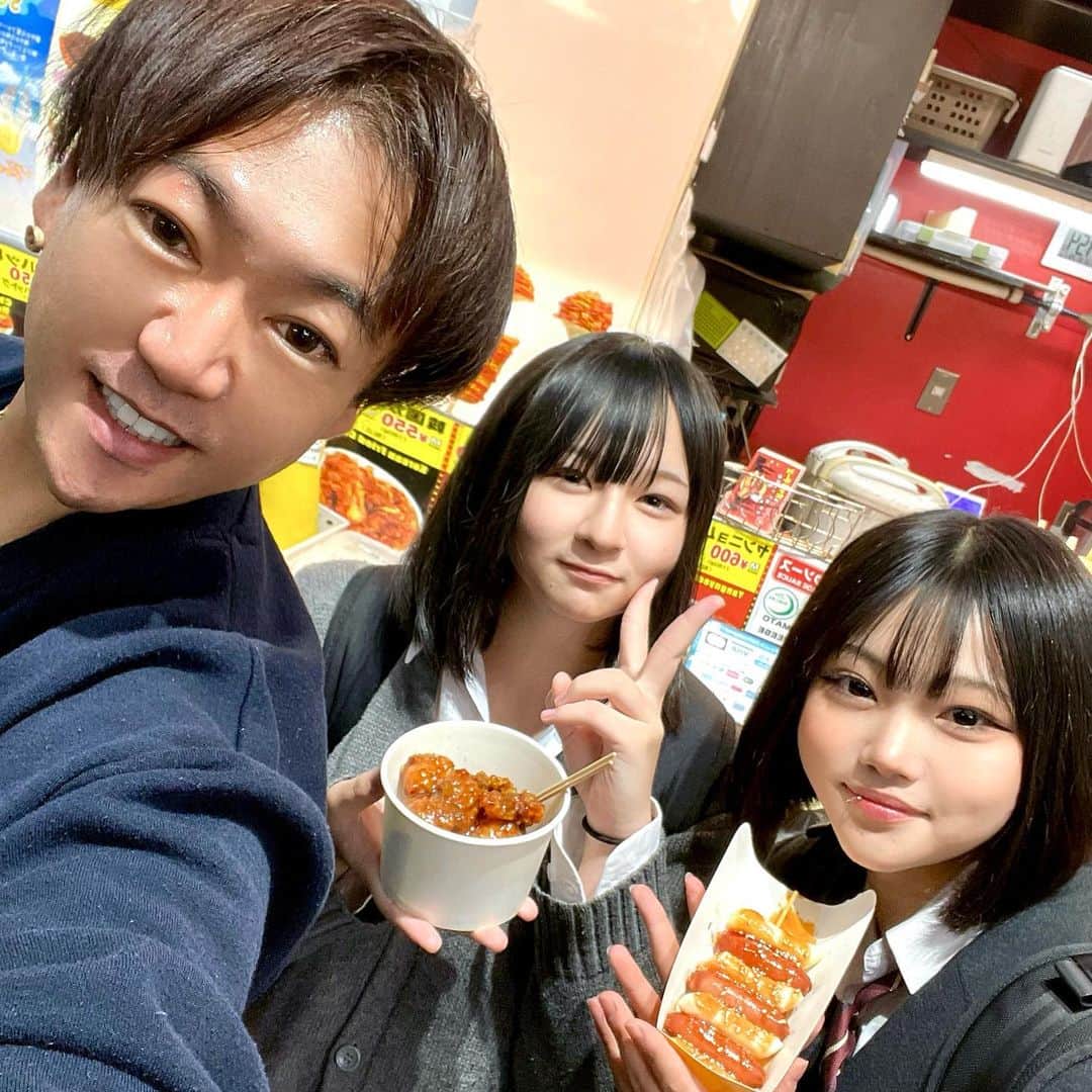 キングケバブ店長のインスタグラム：「いつも買いに来てくれるJK1のお客さんとパシャリ📷💖  ソトクソトク持ってる女の子リップピアスしてて、やりたくなった😁　ジョングクもやってるよね！  #キングケバブ&オッパチーズ #jk1 #韓国グルメ #キングケバブ店長」