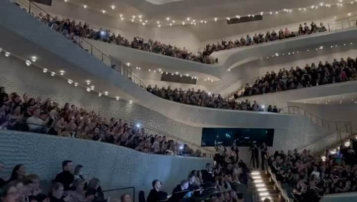 ビル・カウリッツのインスタグラム：「This Podcast @kaulitzhills.podcast really changed our life and our career and I feel so humble and grateful. This night will forever be in my heart. It was so special!!! So epic! @elbphilharmonie ❤️ Thank you all for listening every week. This really means the world to us! Thank u to our amazing team @spotifyde especially @wbxyz_ @nikolaou.inc @saruulberlin @michaeltravelpix  #kaulitzhills #kaulquappen 🫶🏻🫶🏻🫶🏻」